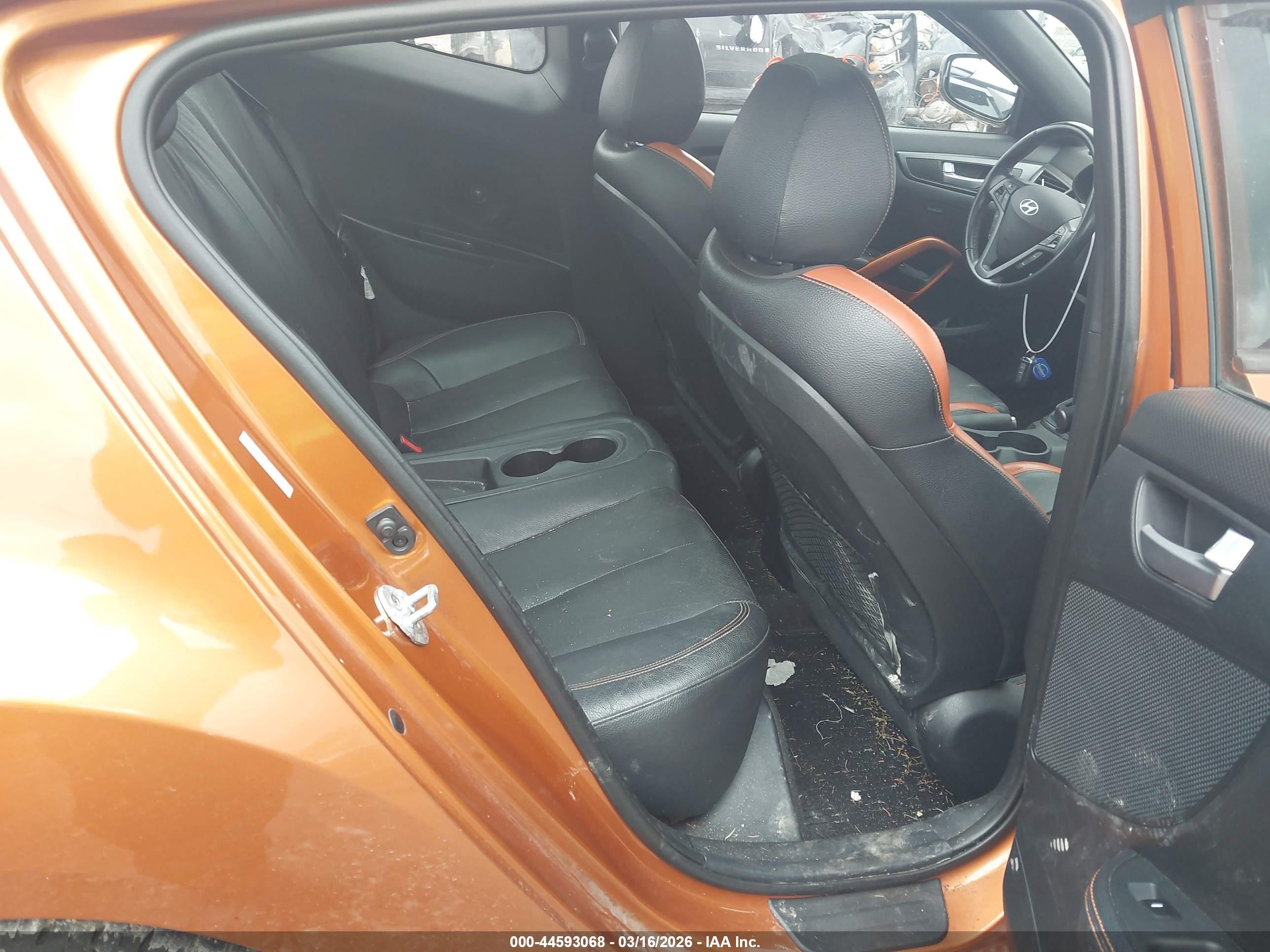 HYUNDAI VELOSTER image 8
