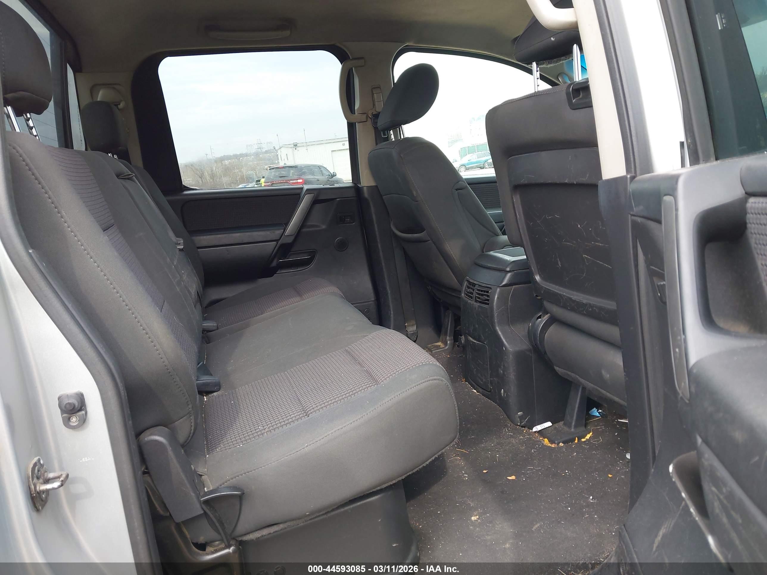 NISSAN TITAN image 8