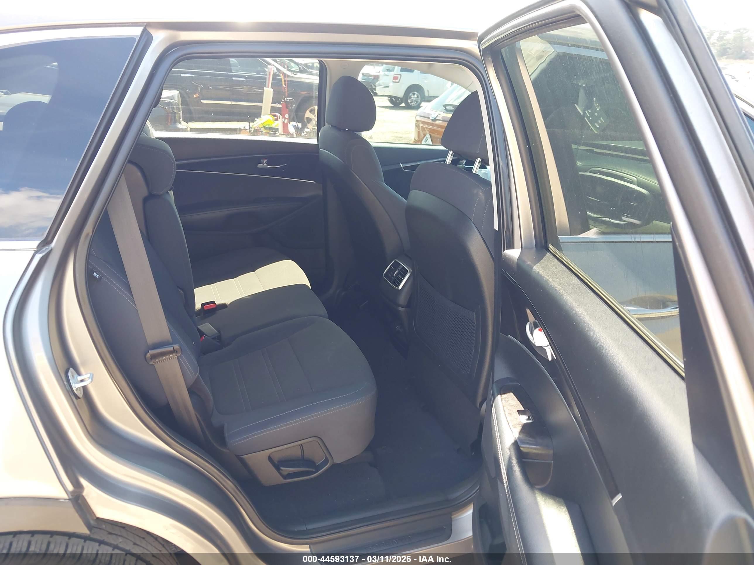 KIA SORENTO image 8