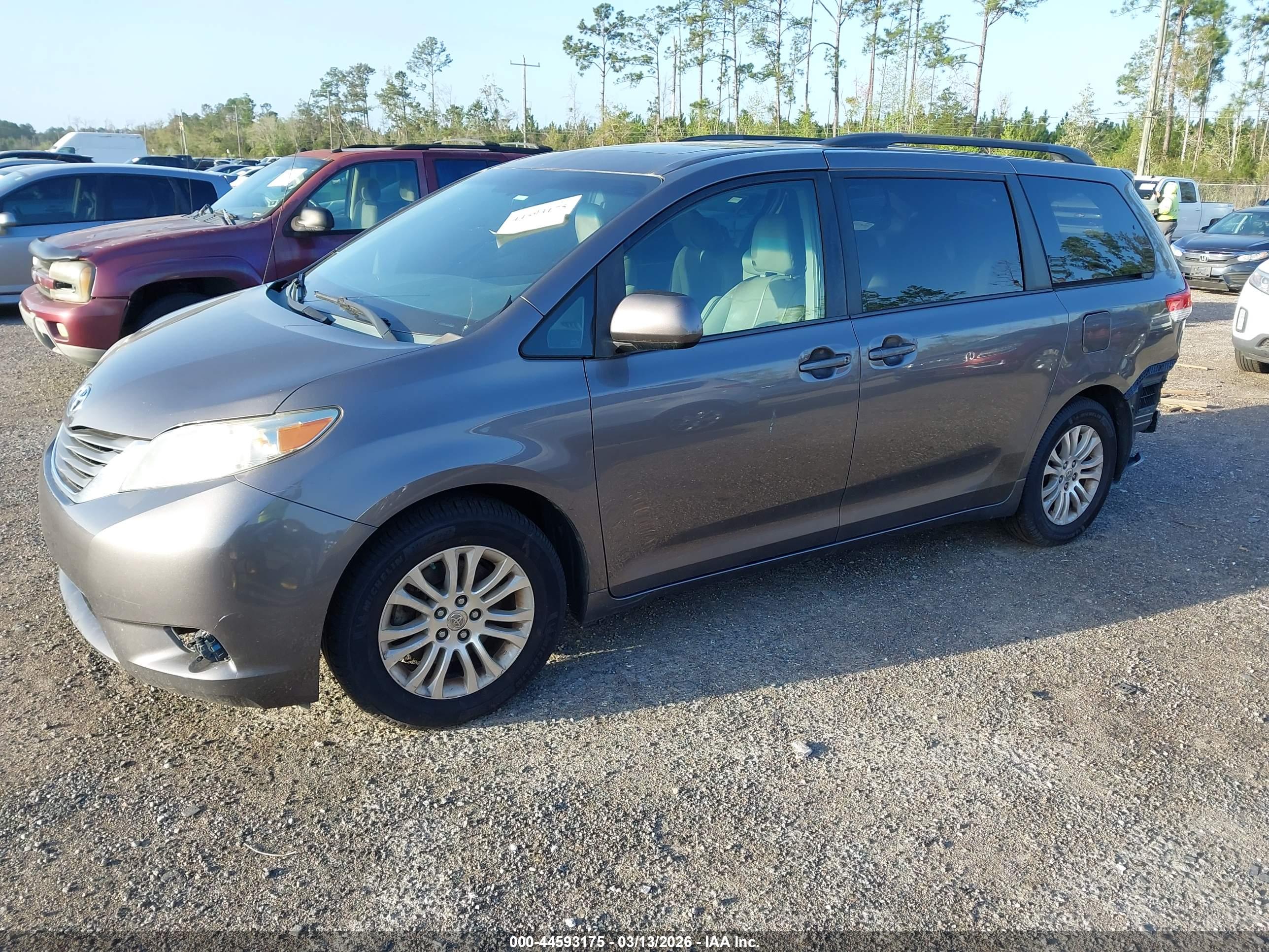 TOYOTA SIENNA image 2