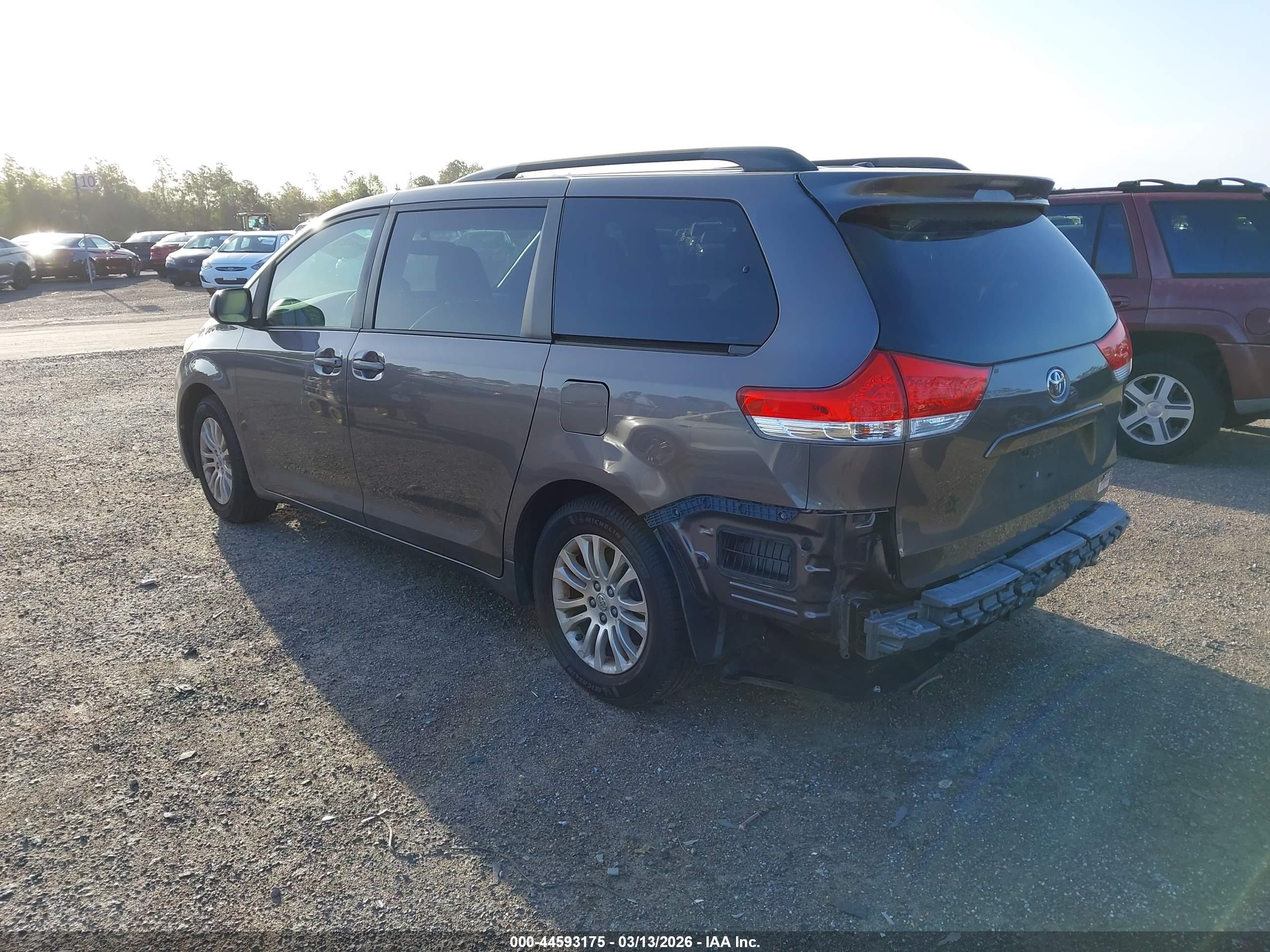 TOYOTA SIENNA image 3