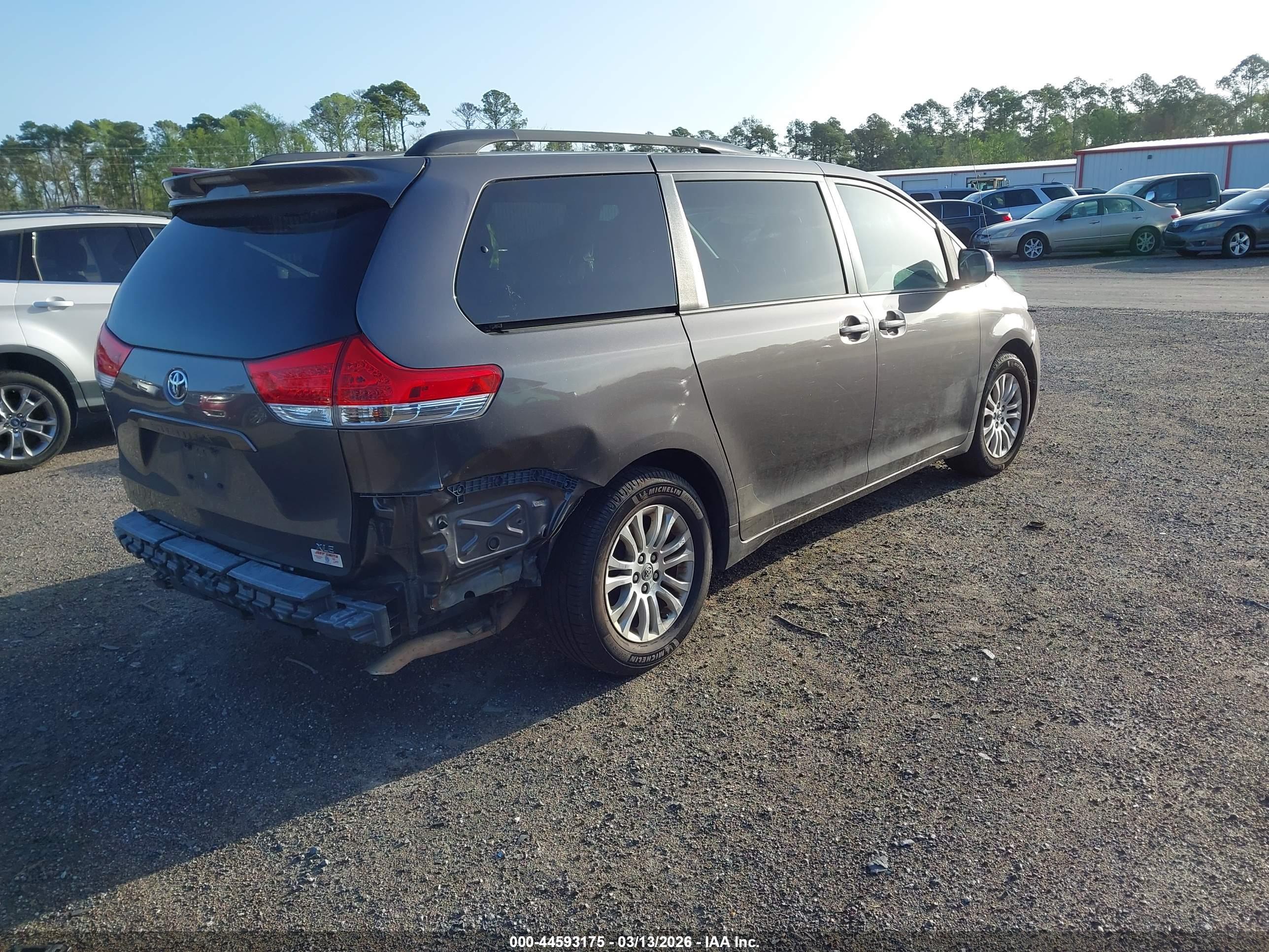 TOYOTA SIENNA image 4