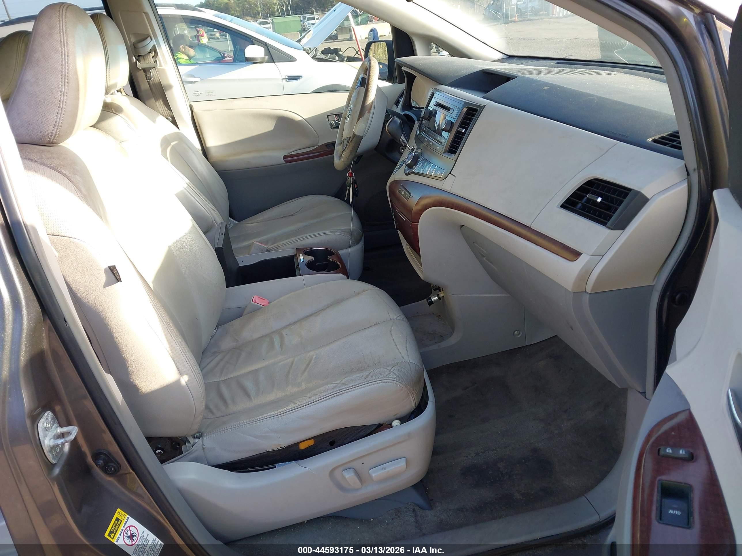 TOYOTA SIENNA image 5