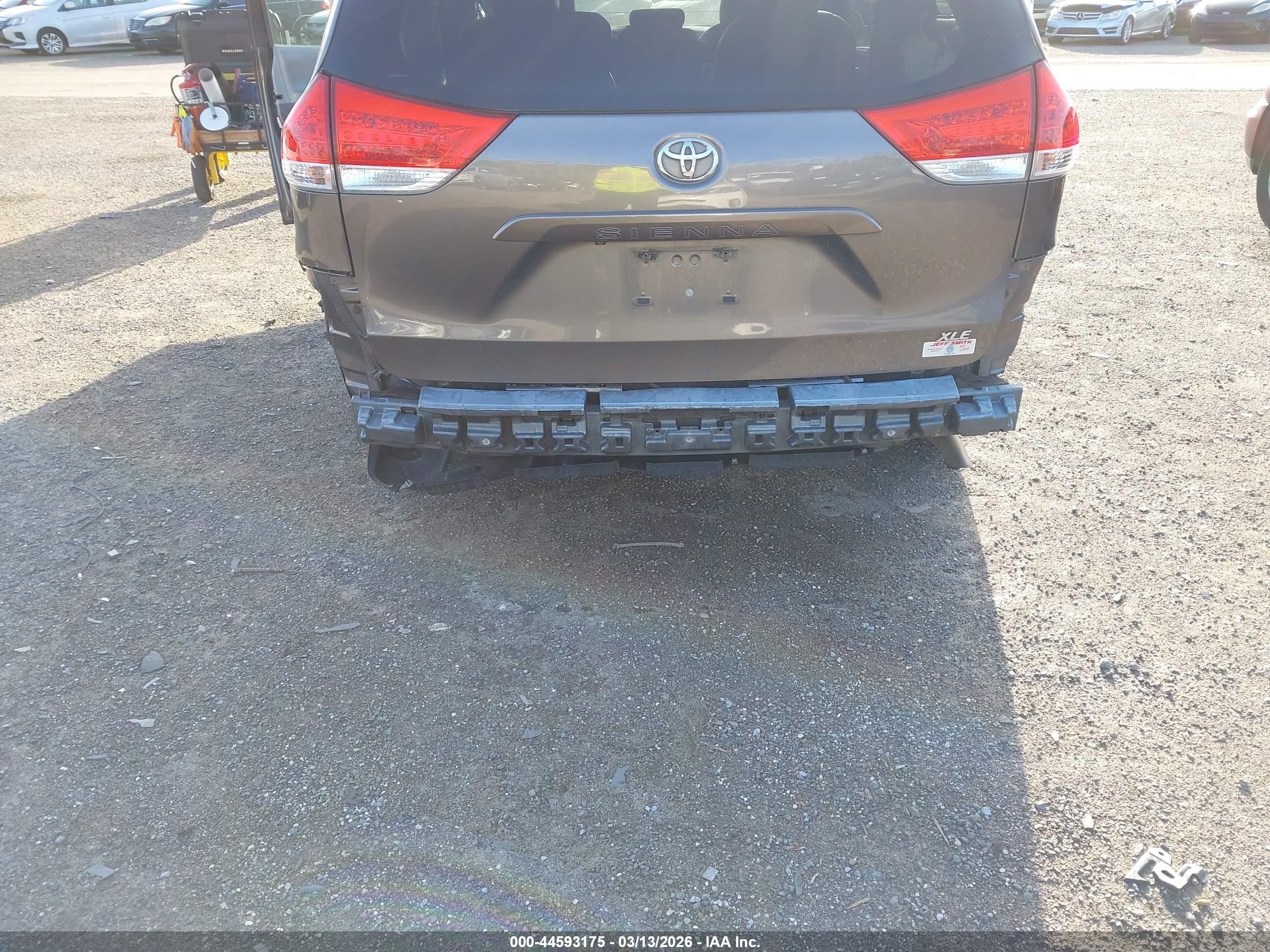 TOYOTA SIENNA image 6