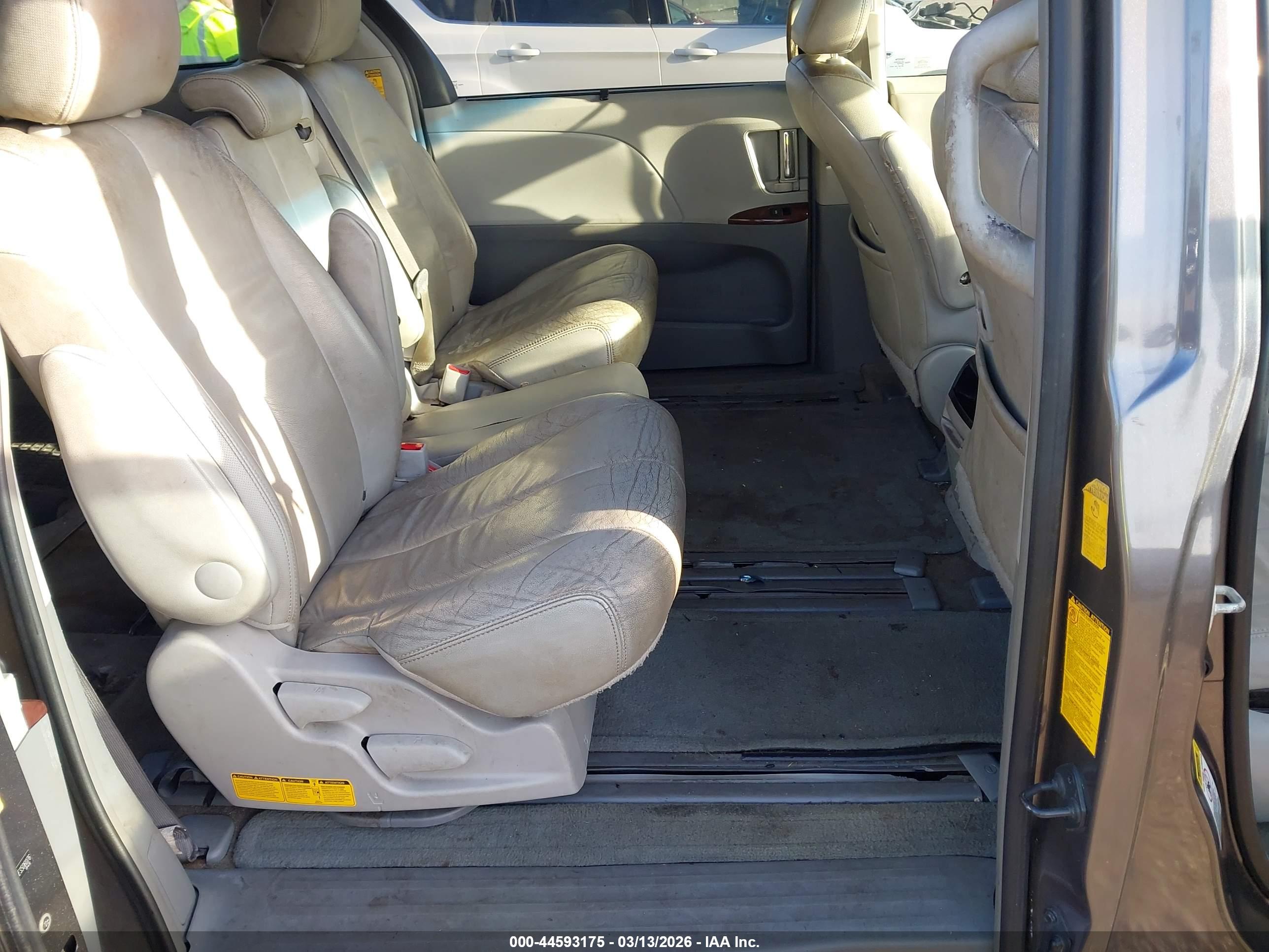 TOYOTA SIENNA image 8