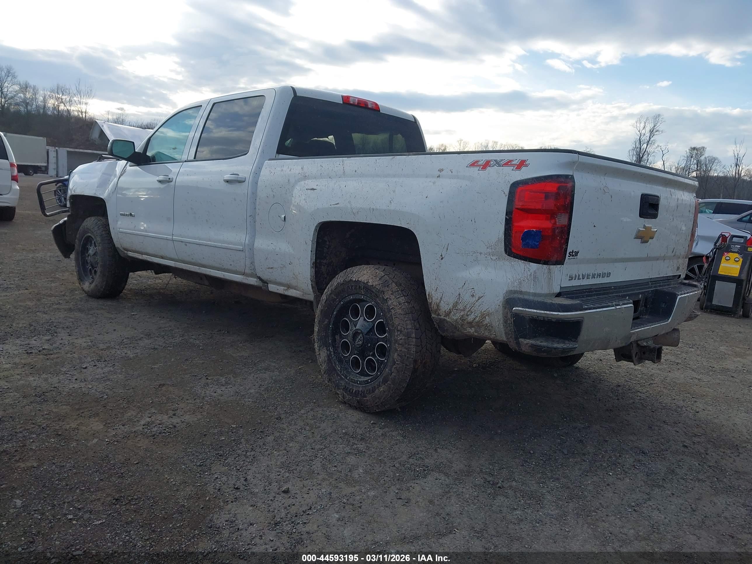CHEVROLET SILVERADO image 3