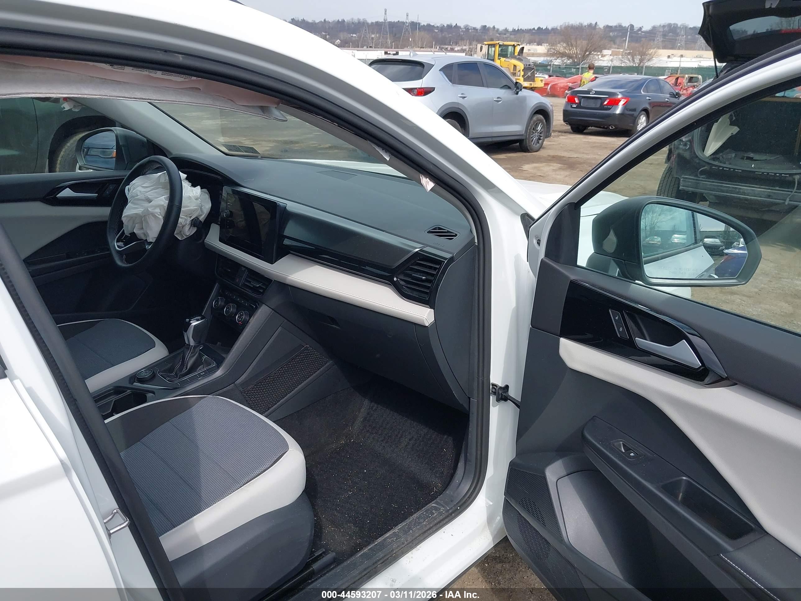 VOLKSWAGEN TAOS image 5