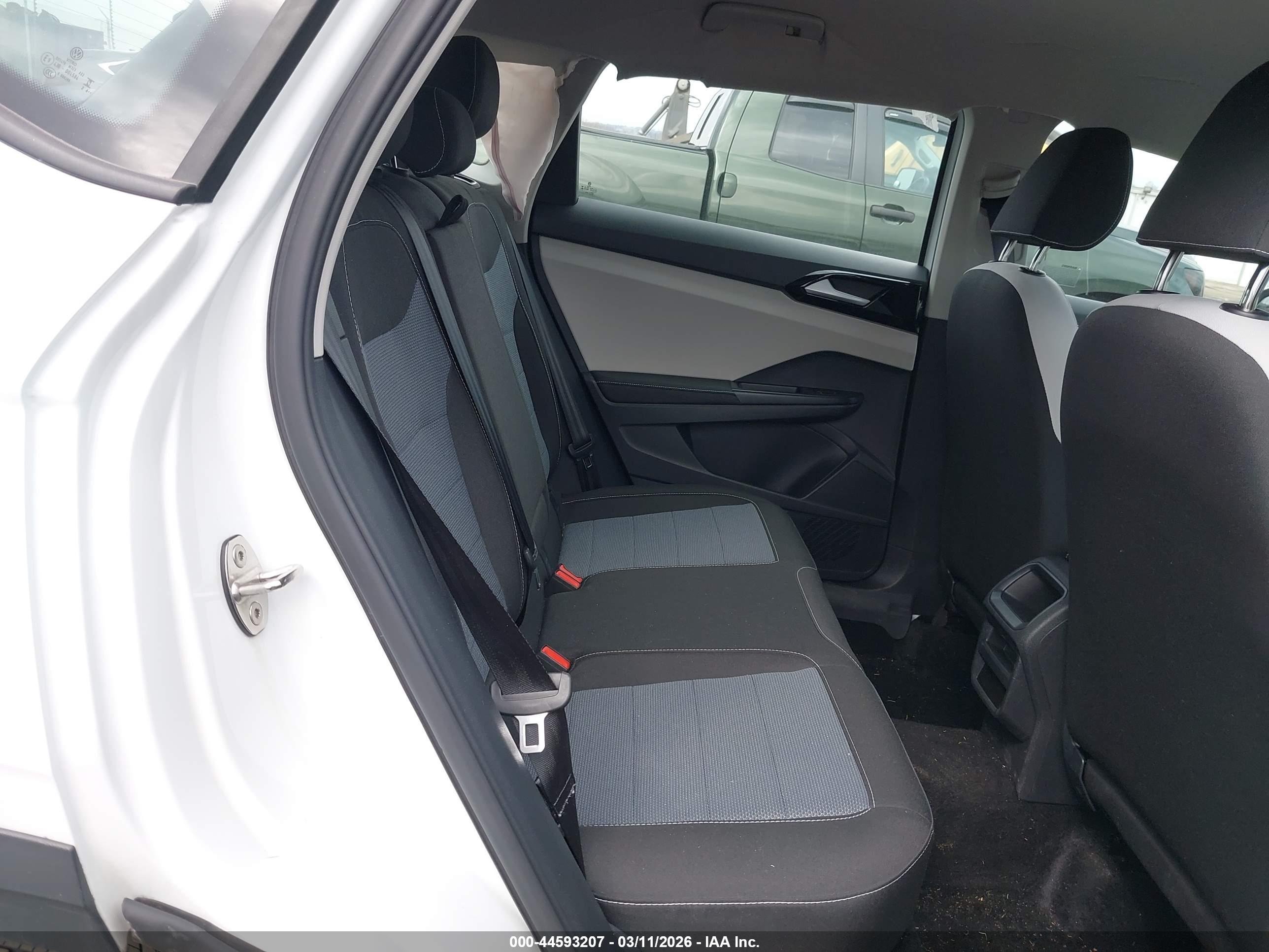 VOLKSWAGEN TAOS image 8