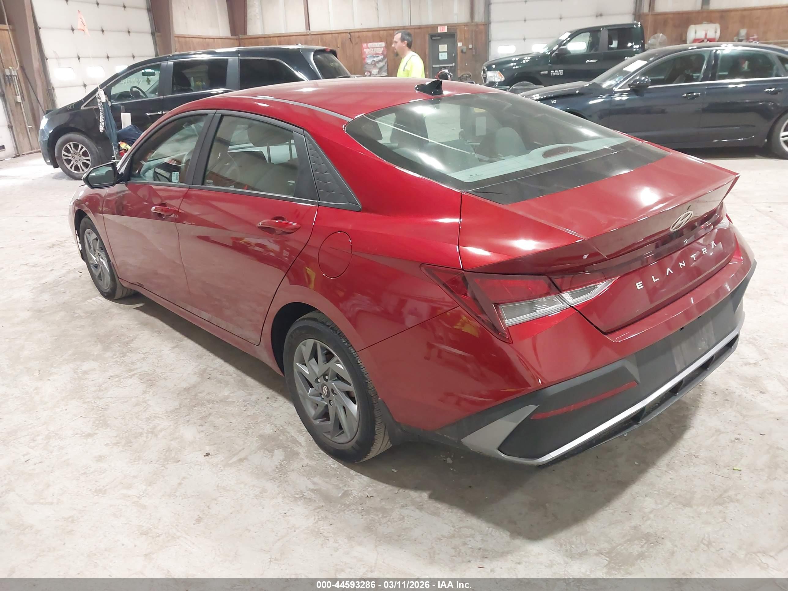 HYUNDAI ELANTRA image 3
