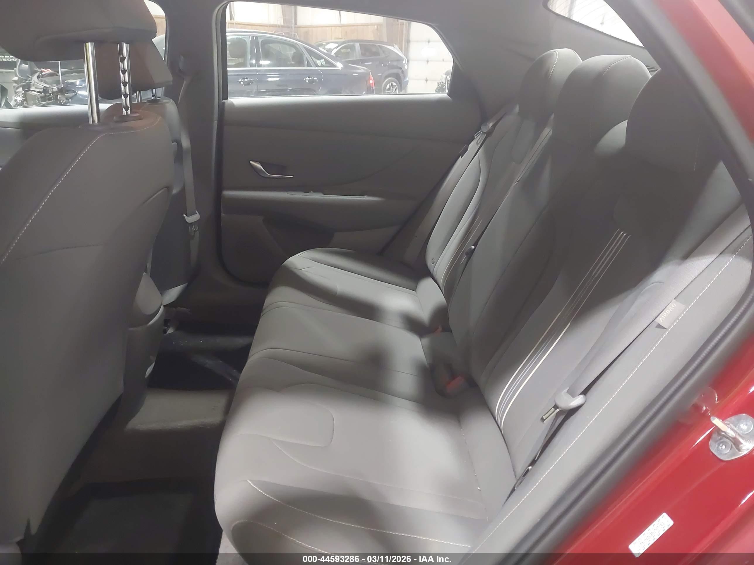 HYUNDAI ELANTRA image 8