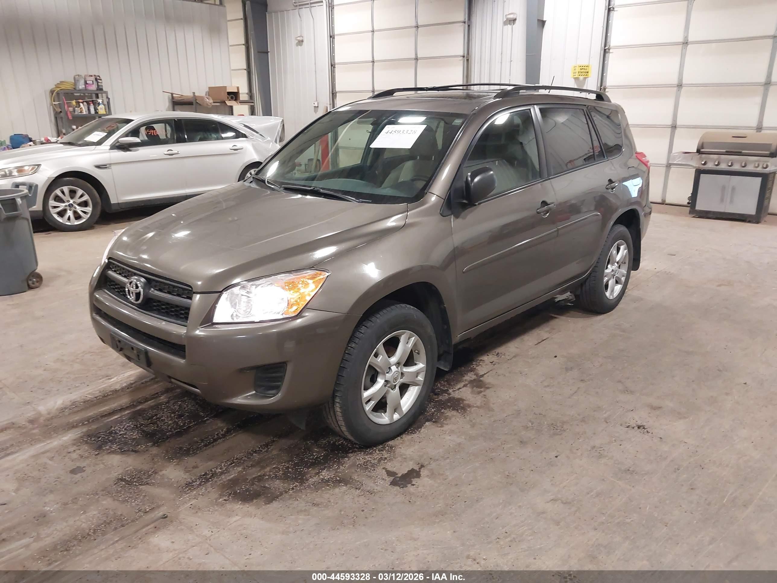 TOYOTA RAV4 image 2