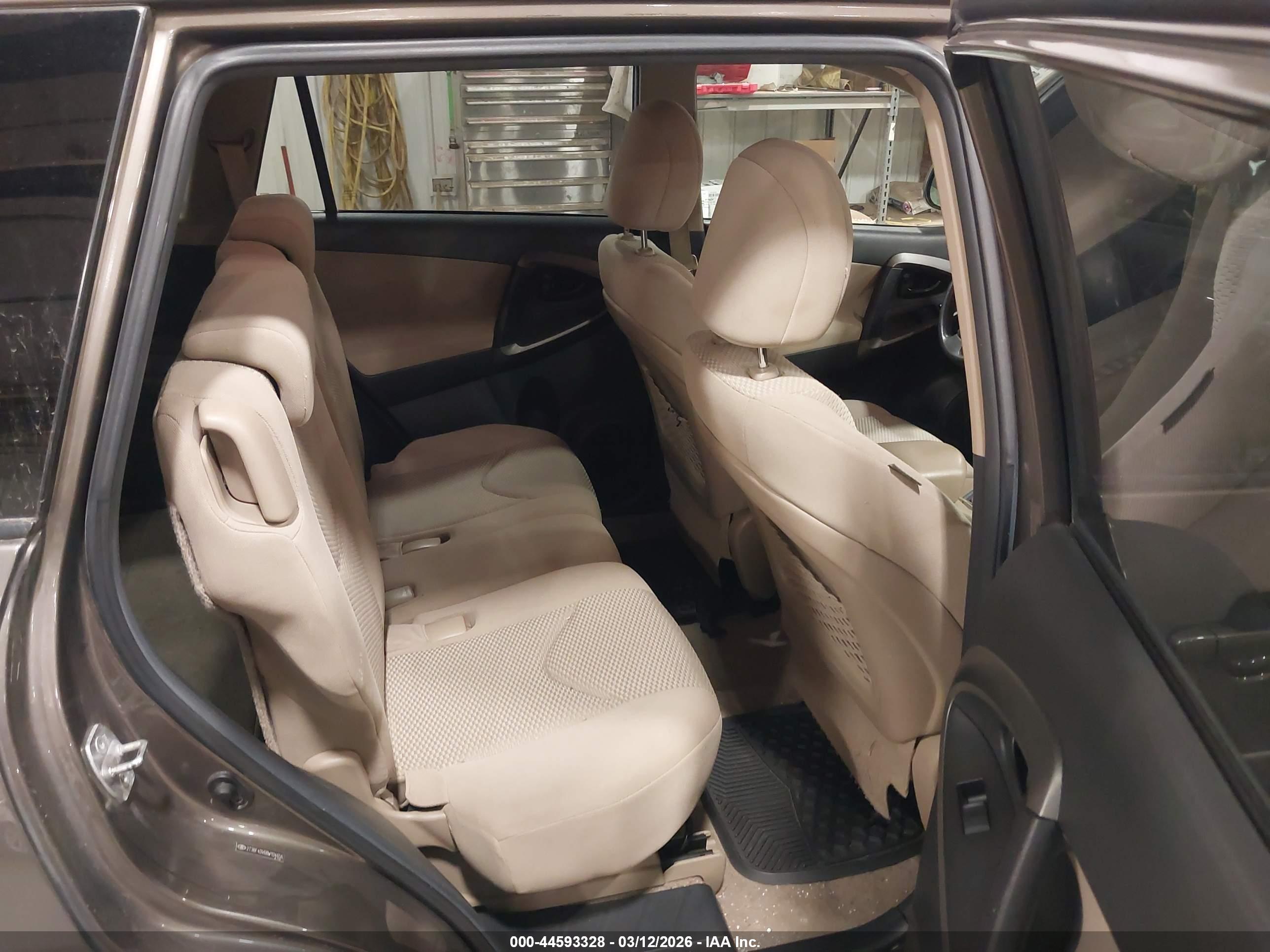 TOYOTA RAV4 image 8