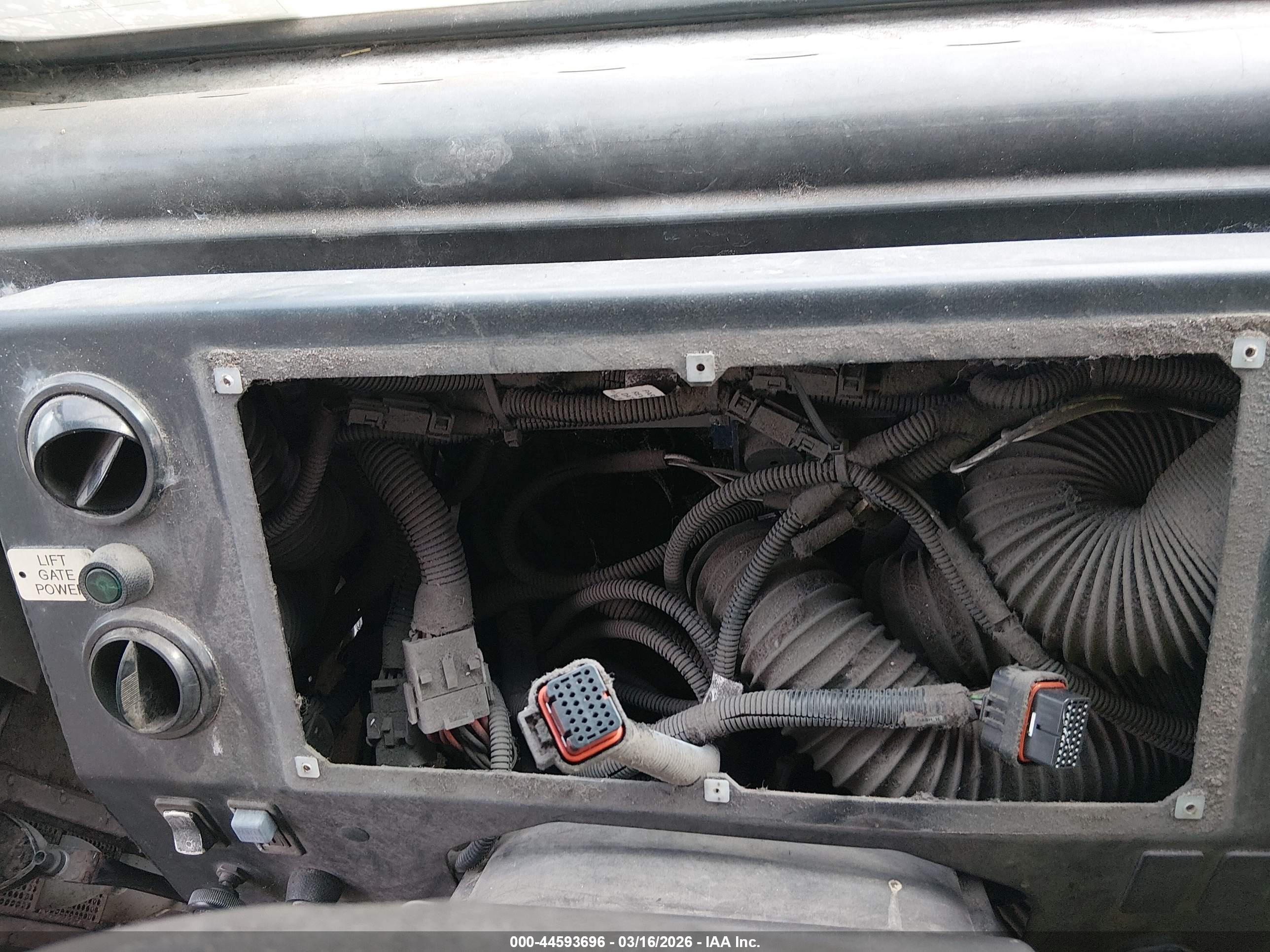 FREIGHTLINER CHASSIS image 6