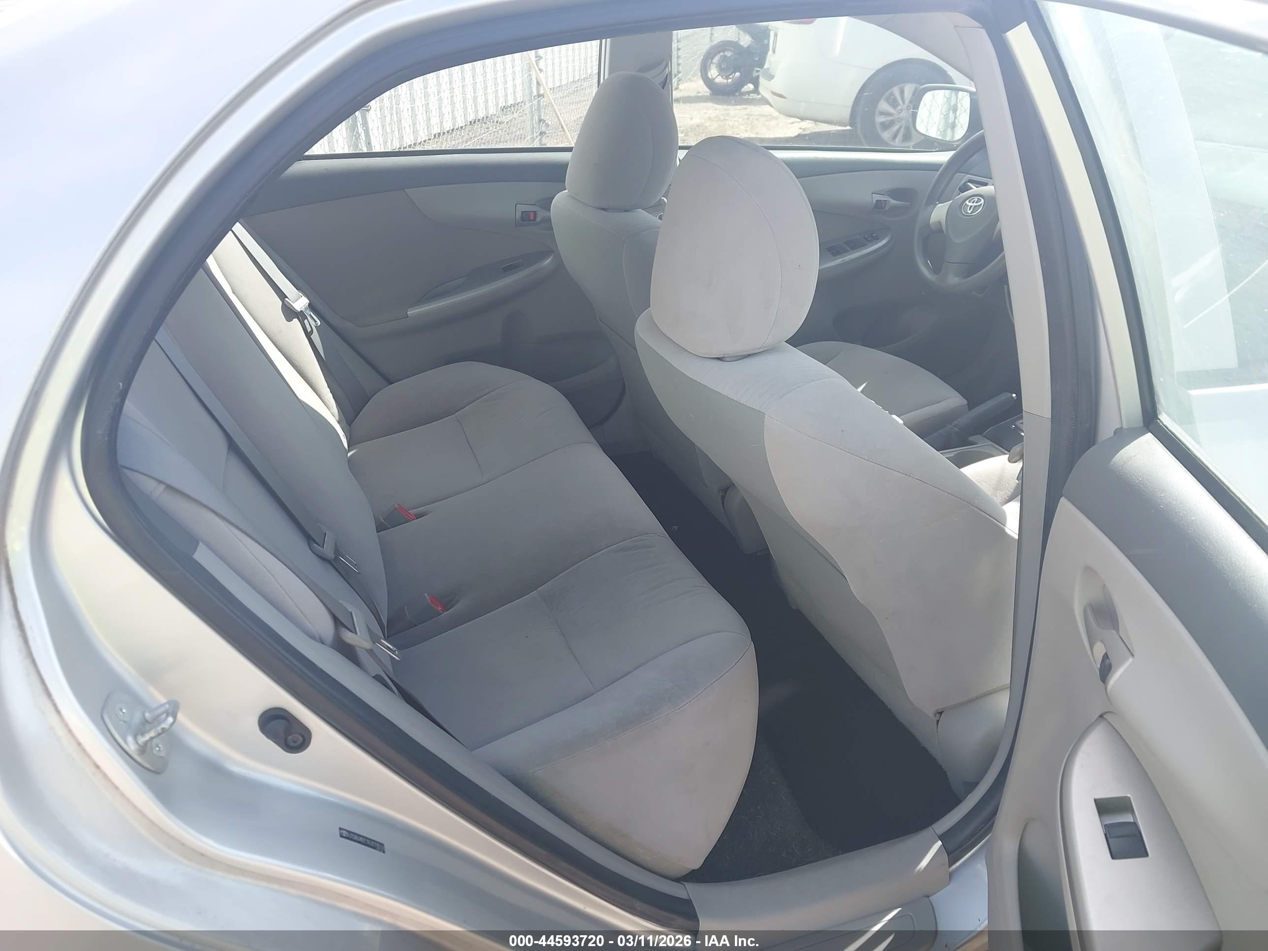TOYOTA COROLLA image 8