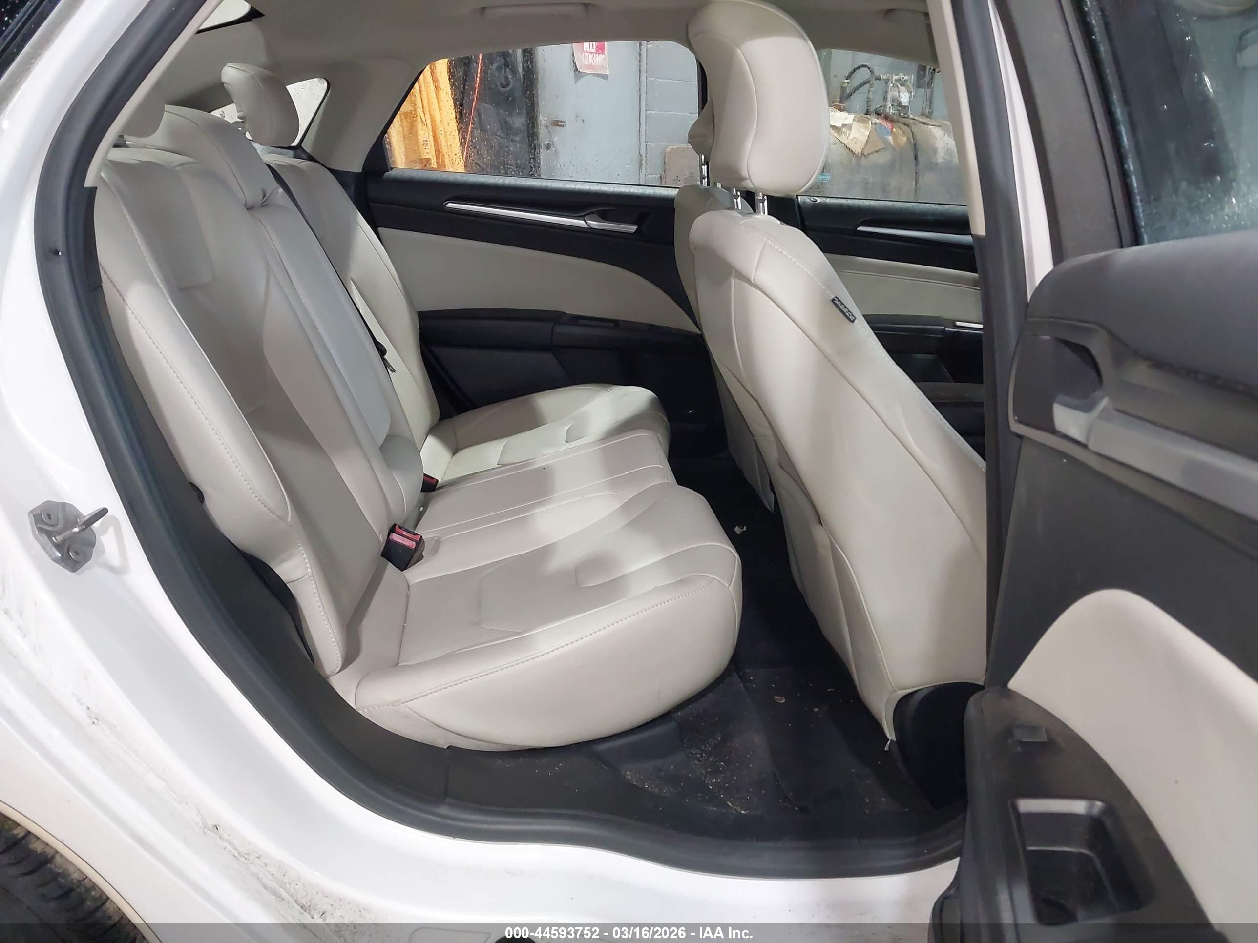 FORD FUSION image 8