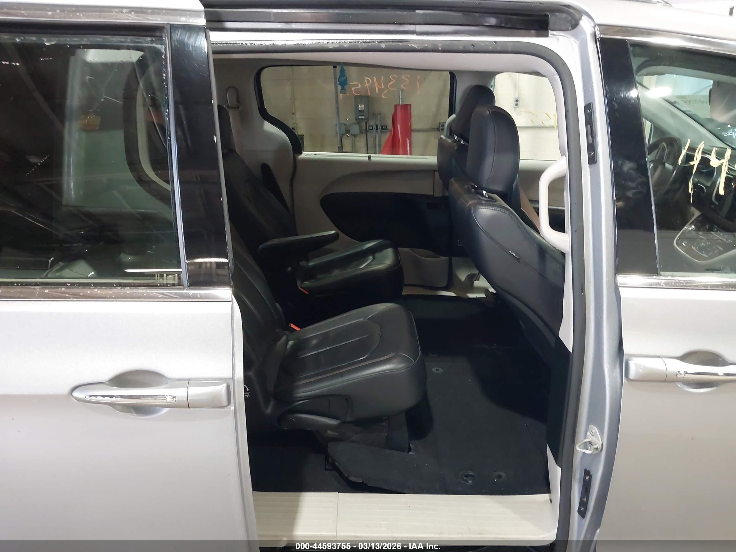 CHRYSLER PACIFICA image 8