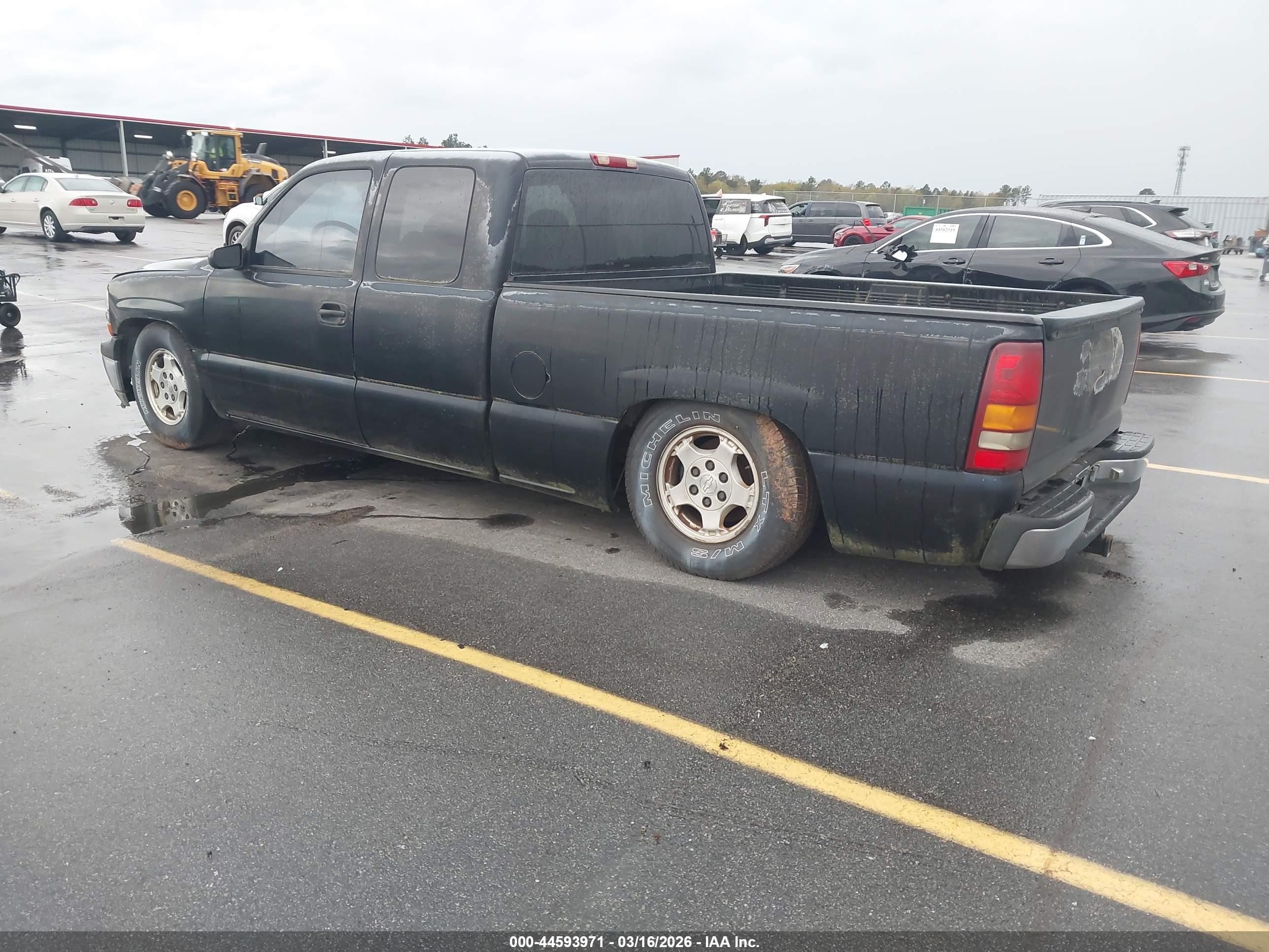 CHEVROLET SILVERADO image 3