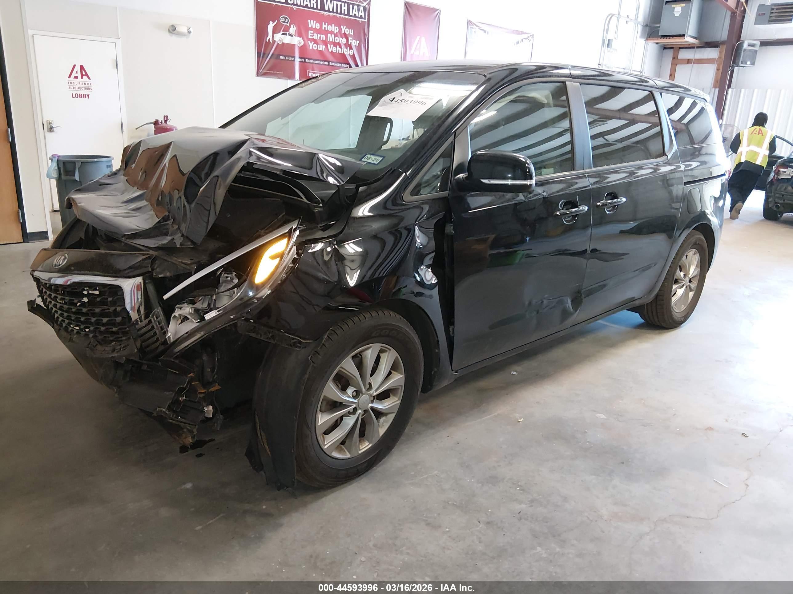 KIA SEDONA image 2