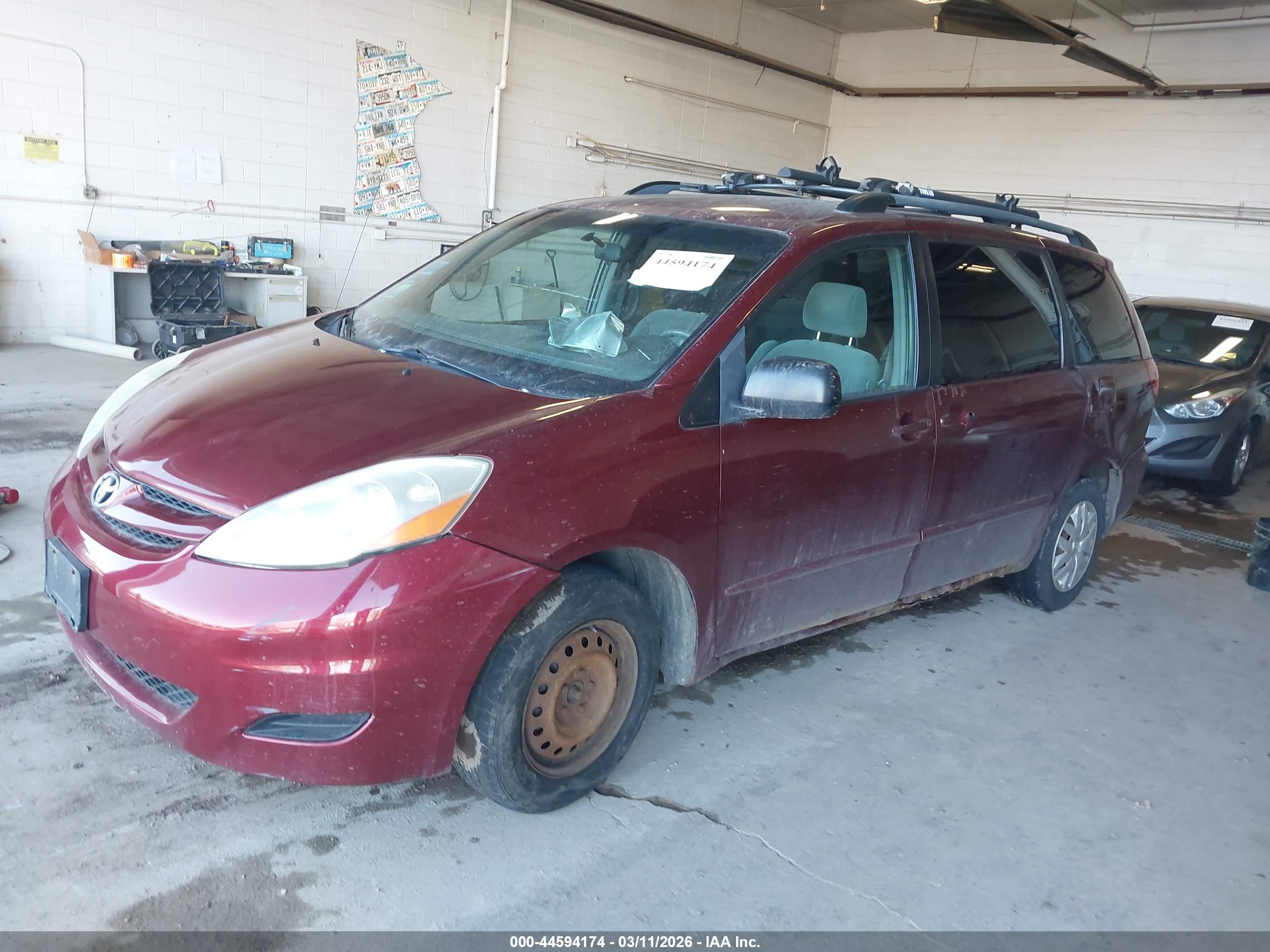 TOYOTA SIENNA image 2