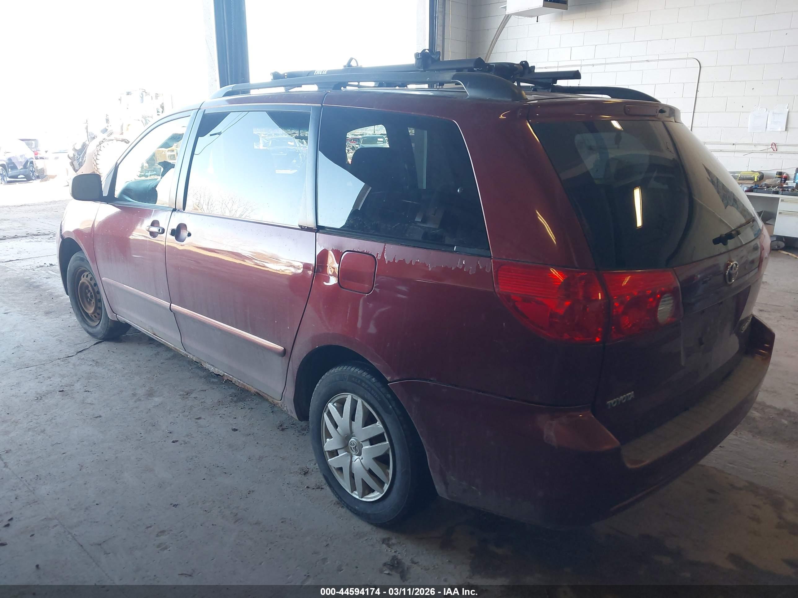 TOYOTA SIENNA image 3