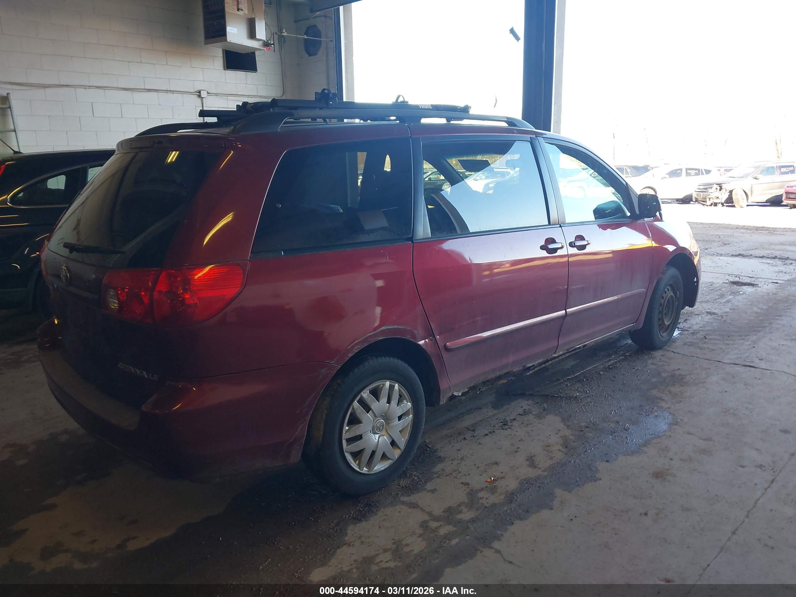 TOYOTA SIENNA image 4