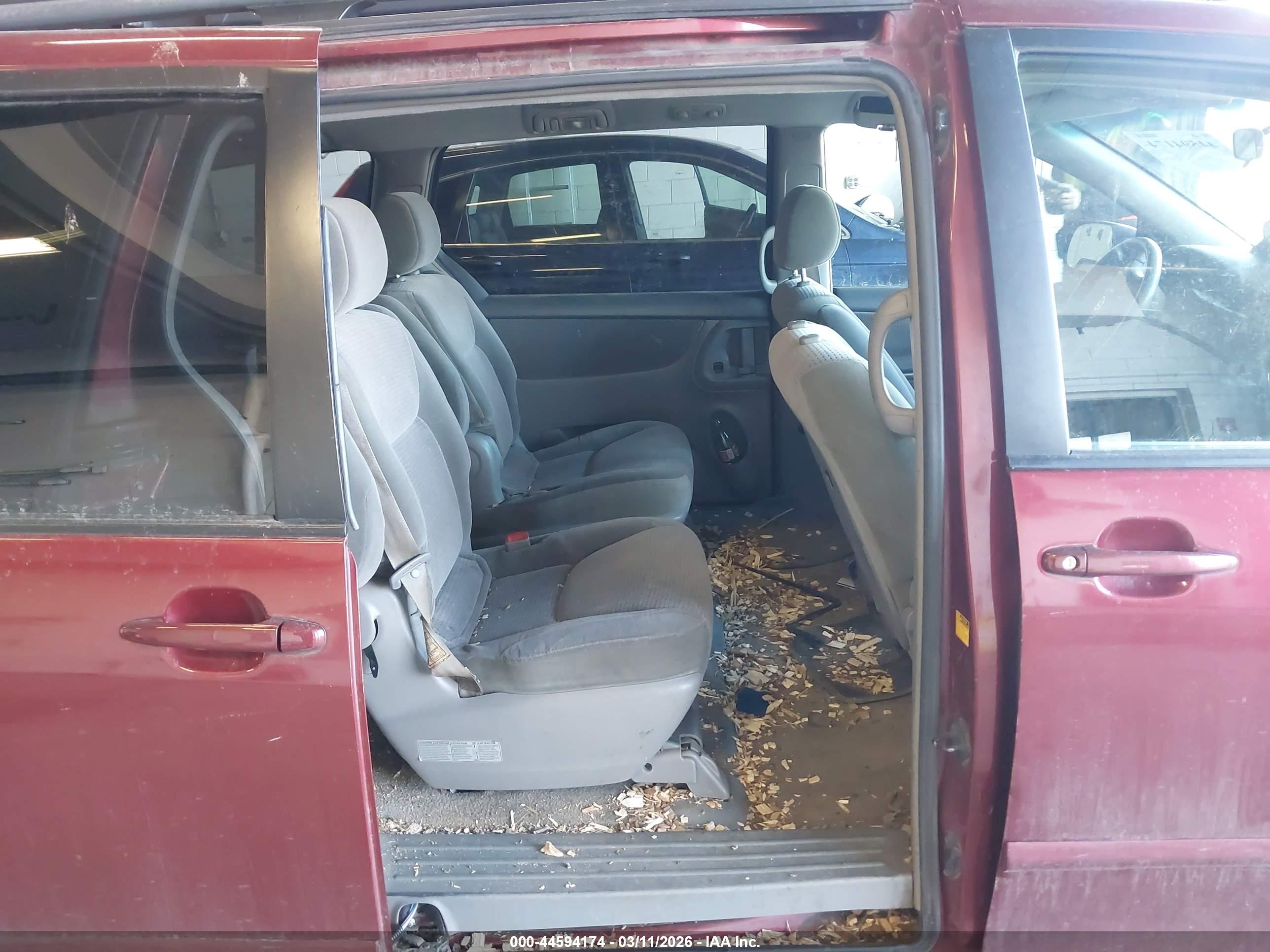 TOYOTA SIENNA image 8