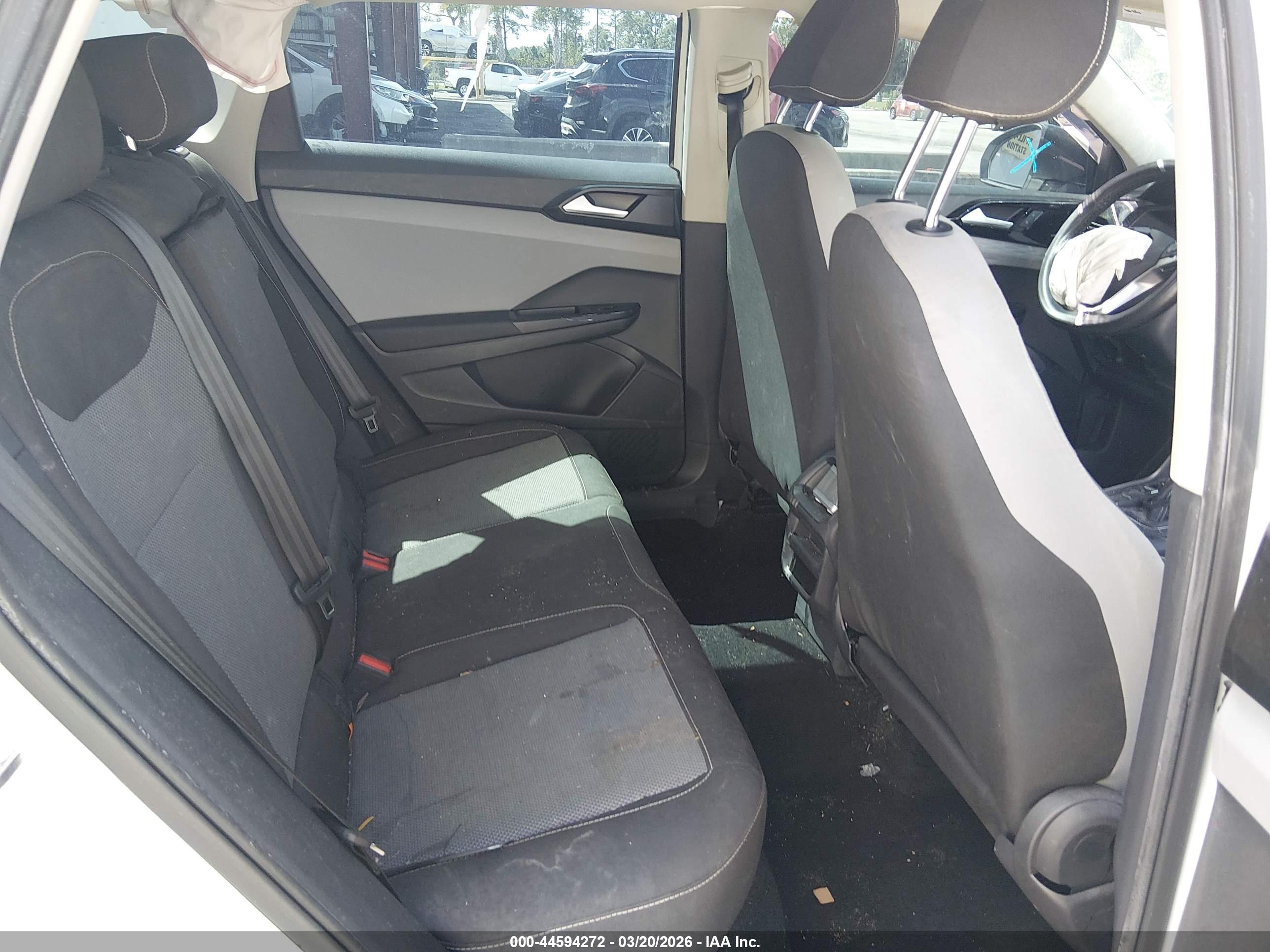 VOLKSWAGEN TAOS image 8