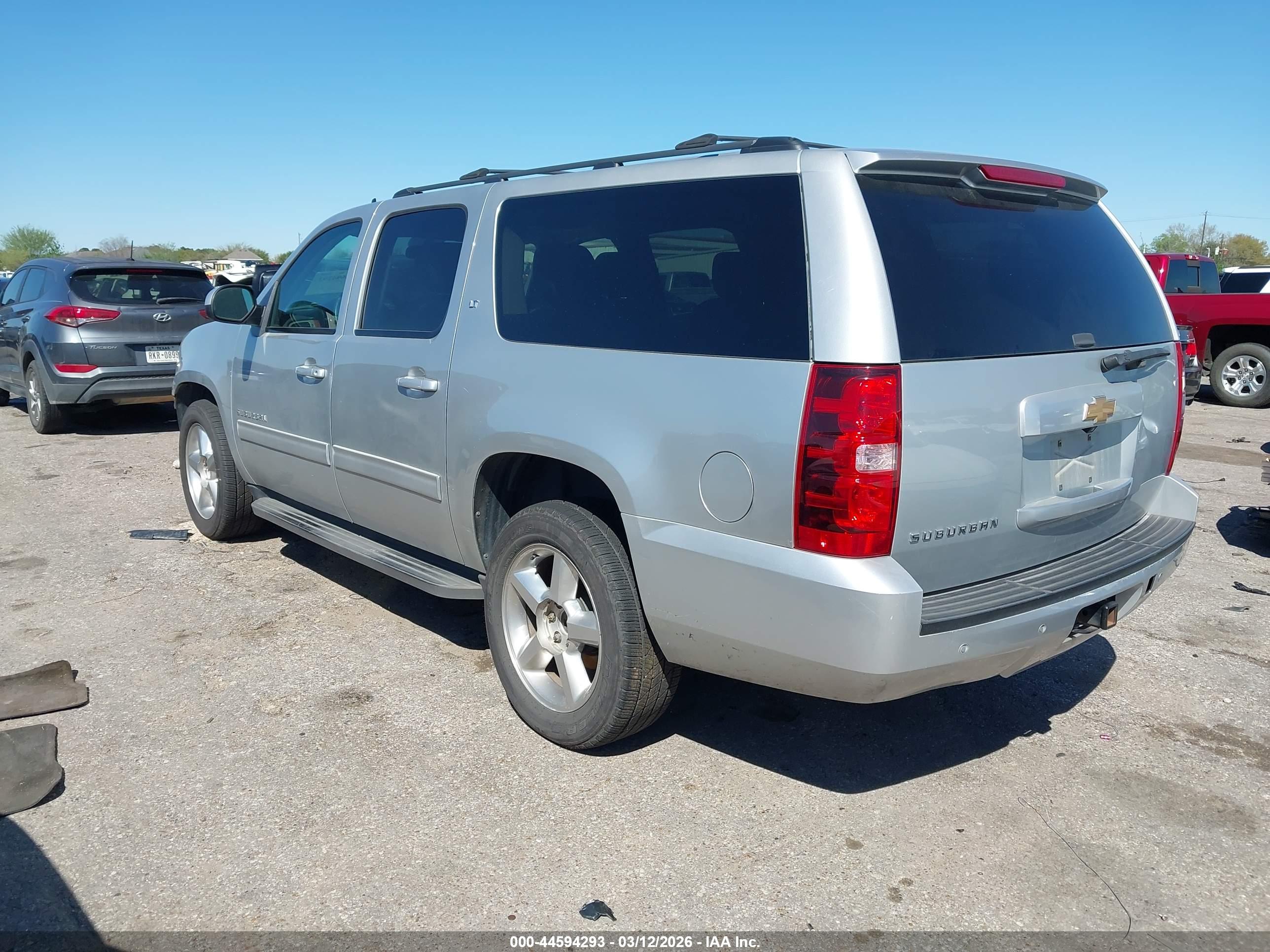 CHEVROLET SUBURBAN image 3