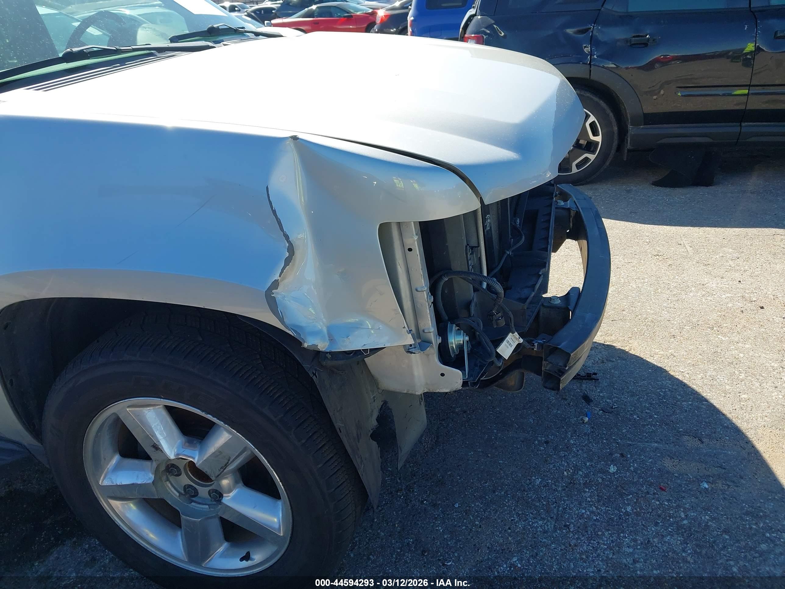 CHEVROLET SUBURBAN image 6