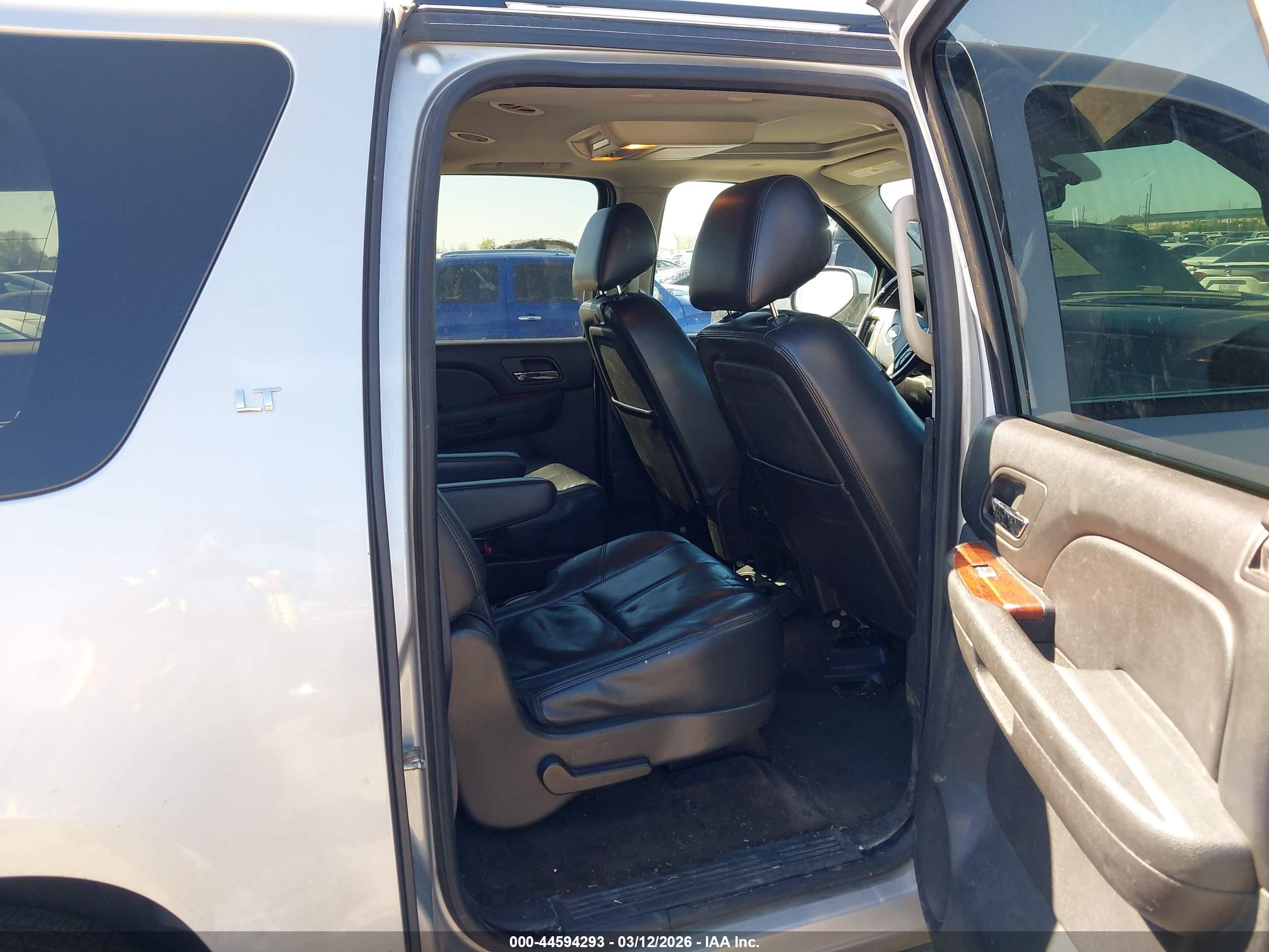 CHEVROLET SUBURBAN image 8