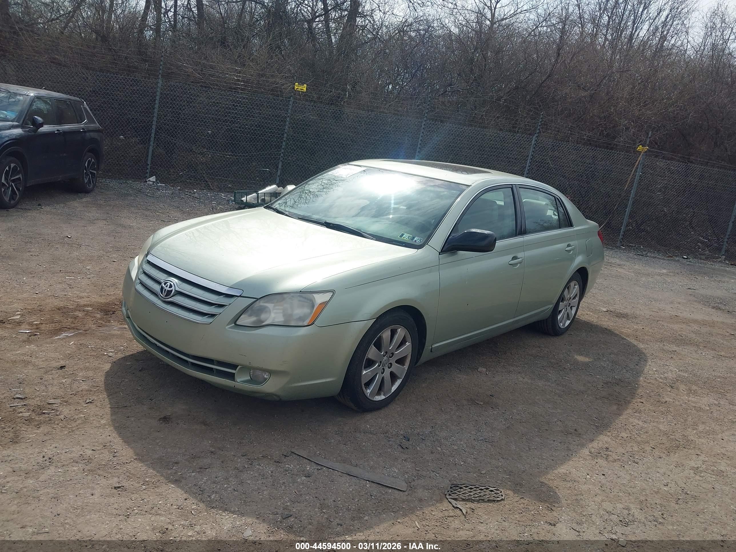 TOYOTA AVALON image 2