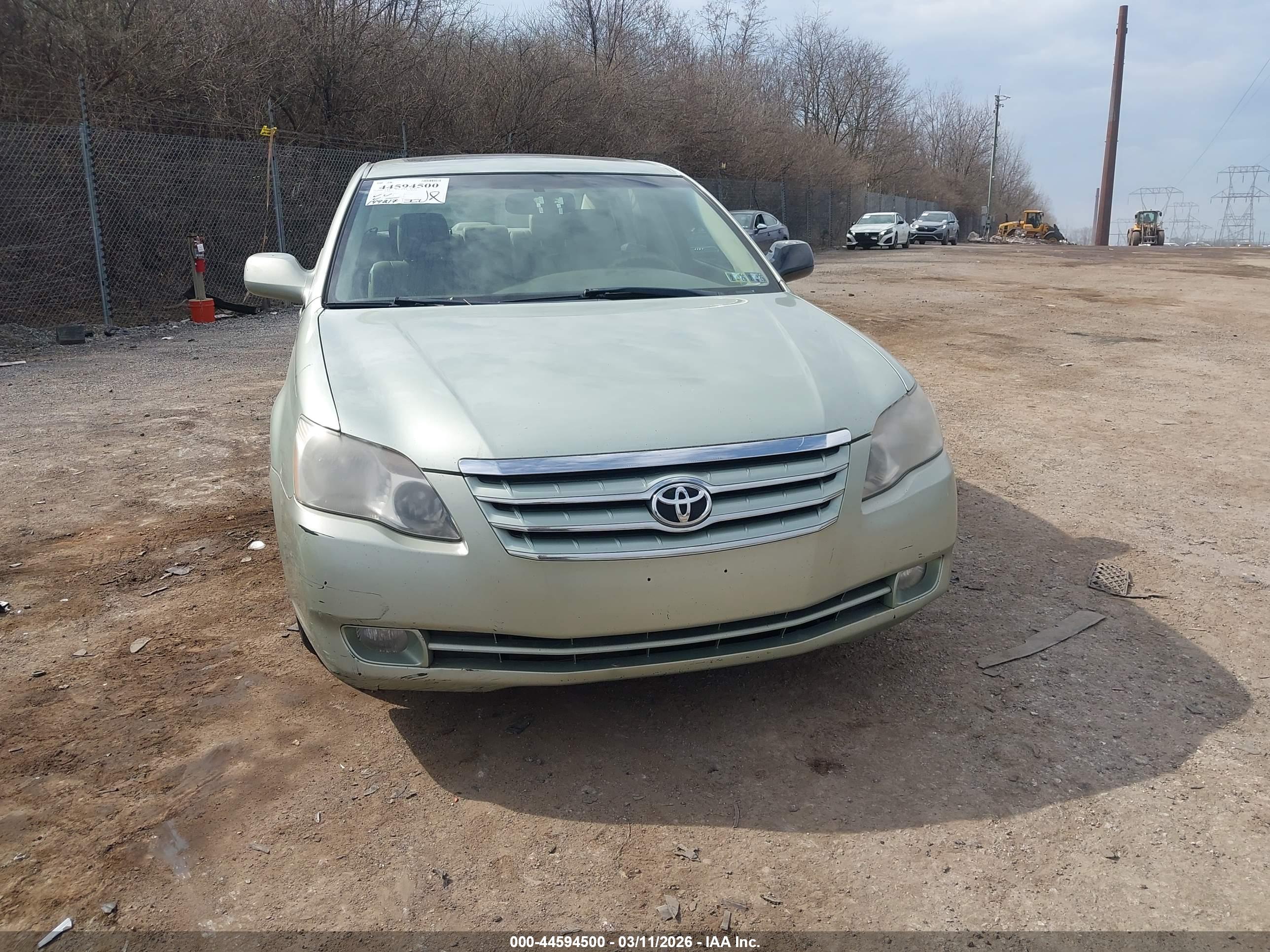 TOYOTA AVALON image 6
