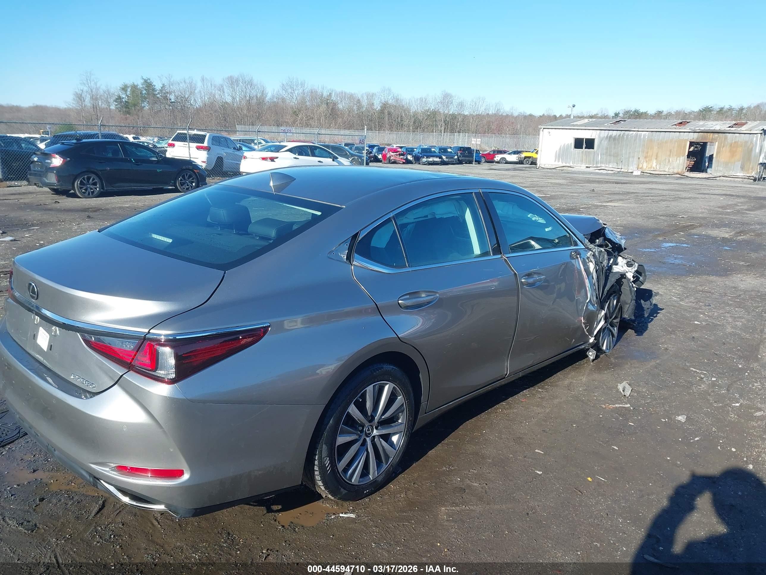 LEXUS ES image 4