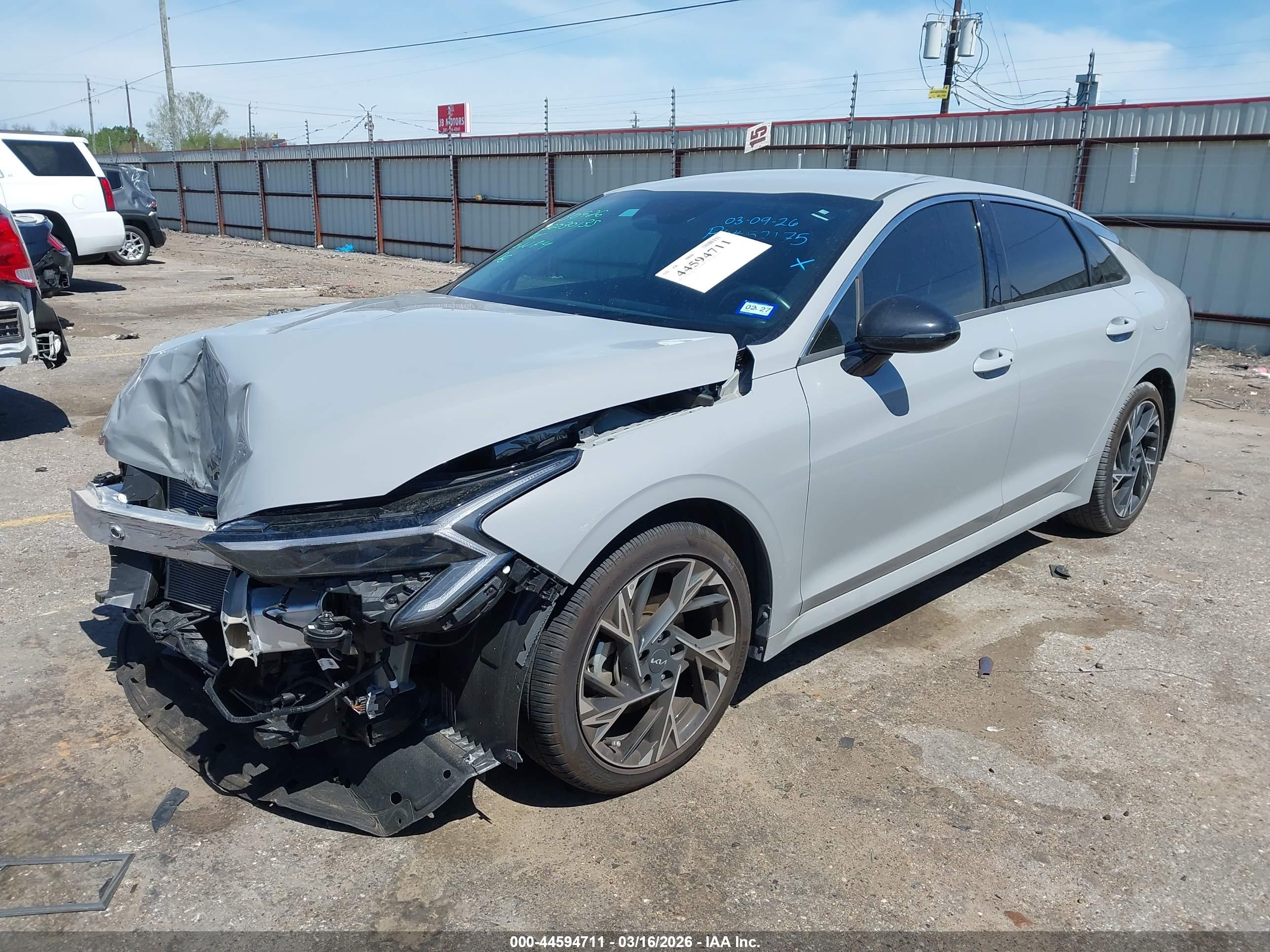 KIA K5 image 2