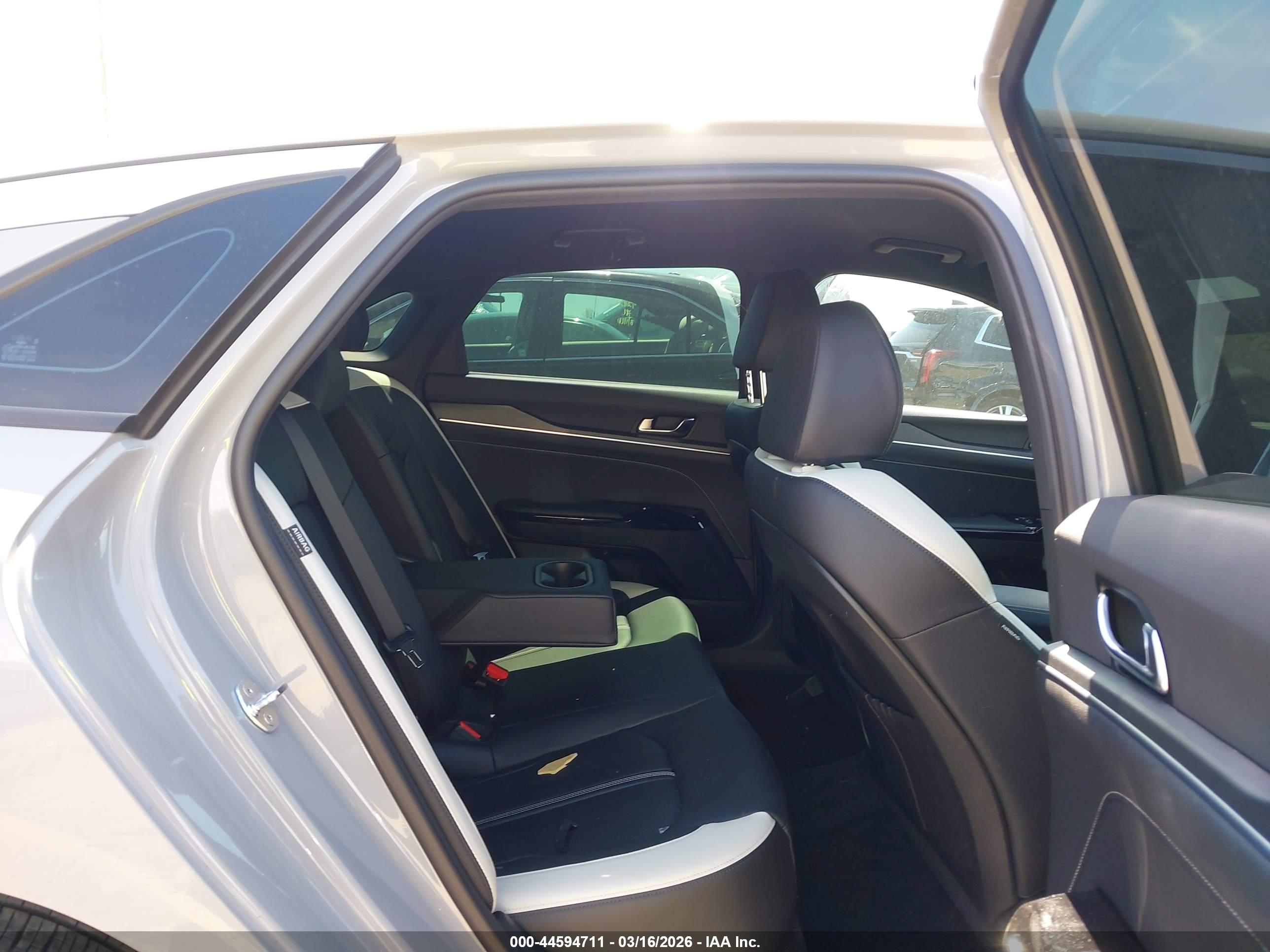 KIA K5 image 8