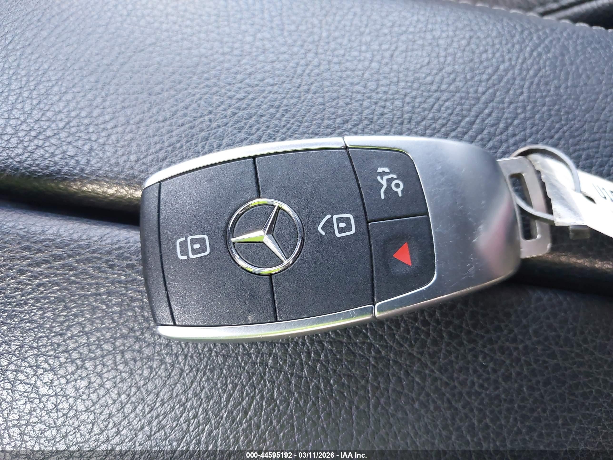 MERCEDES-BENZ GLB image 11