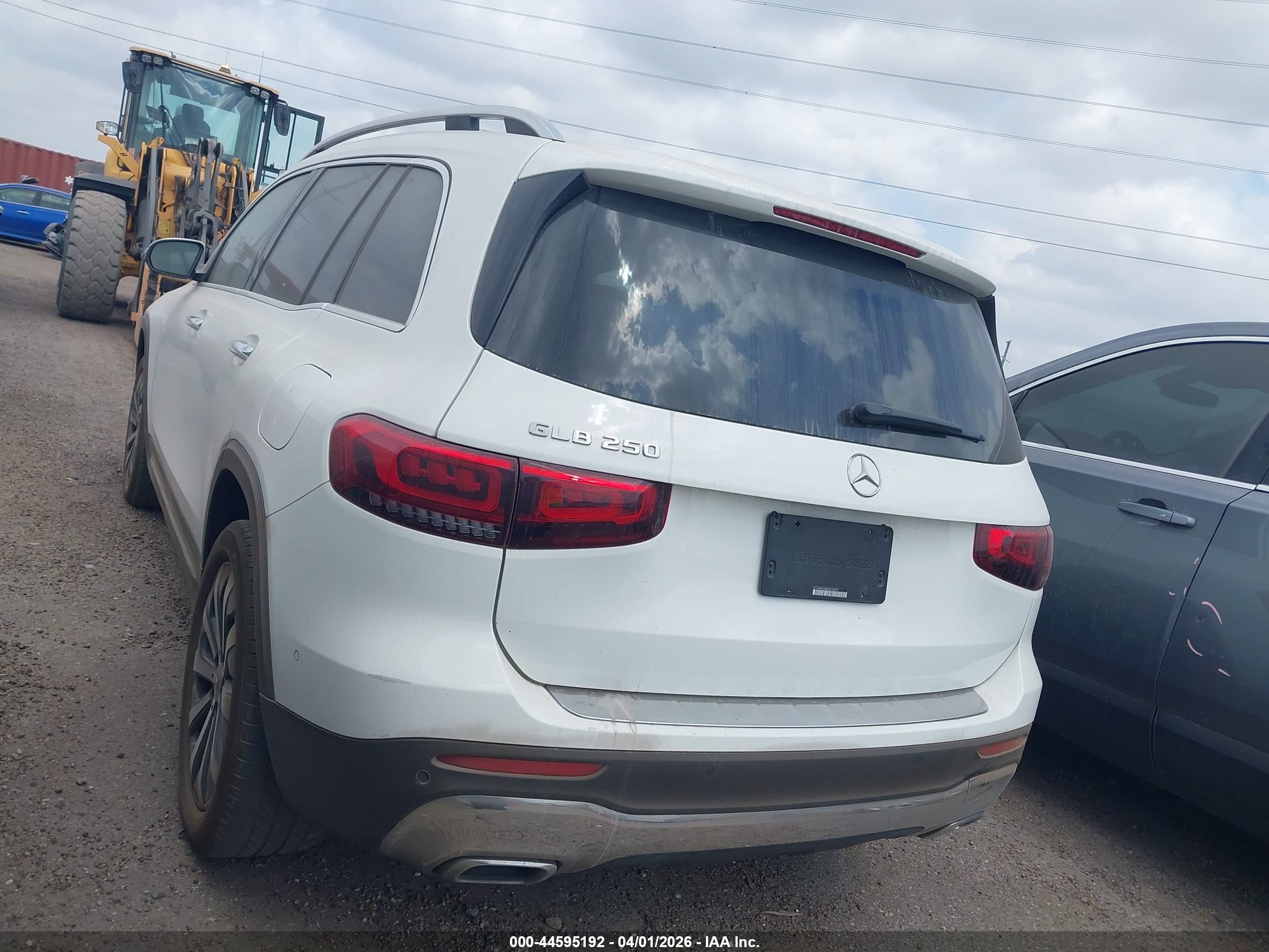 MERCEDES-BENZ GLB image 3