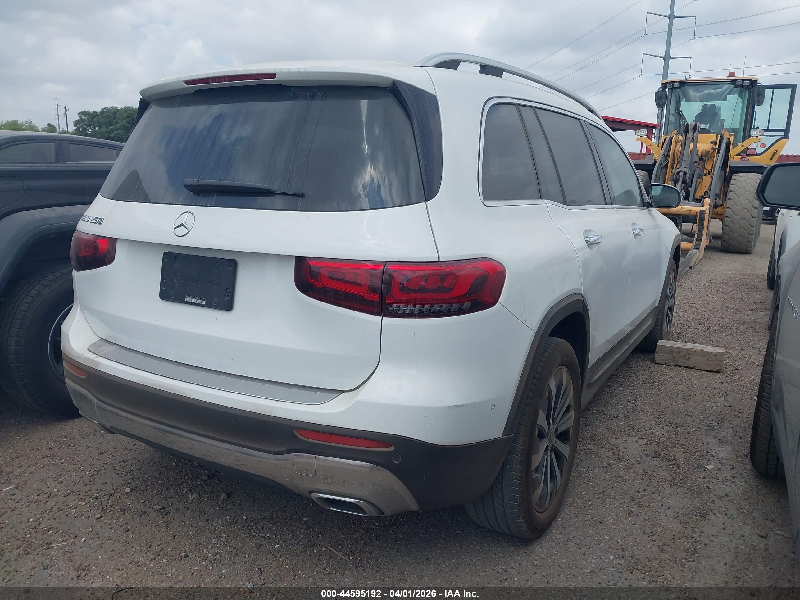 MERCEDES-BENZ GLB image 4