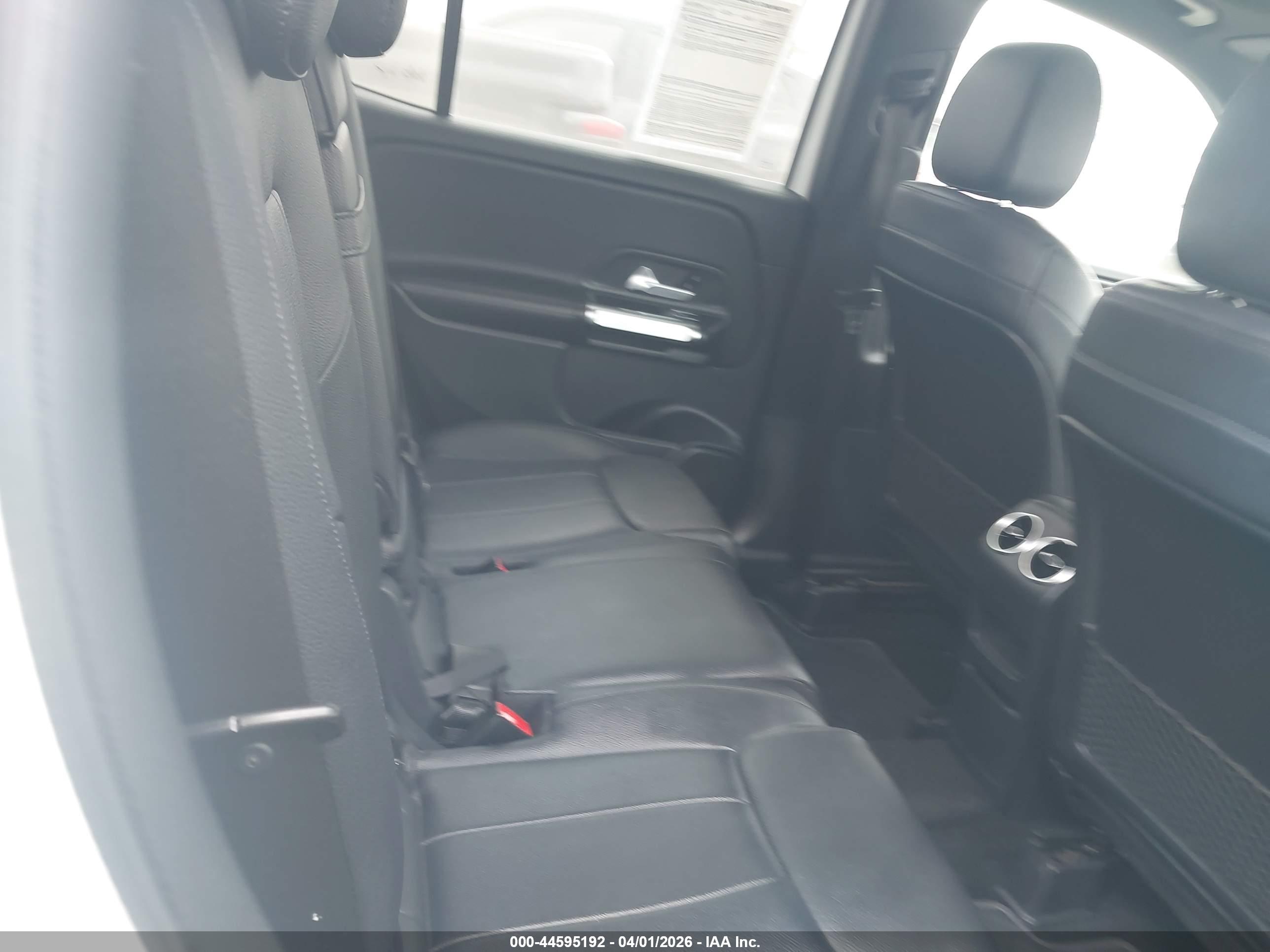 MERCEDES-BENZ GLB image 8