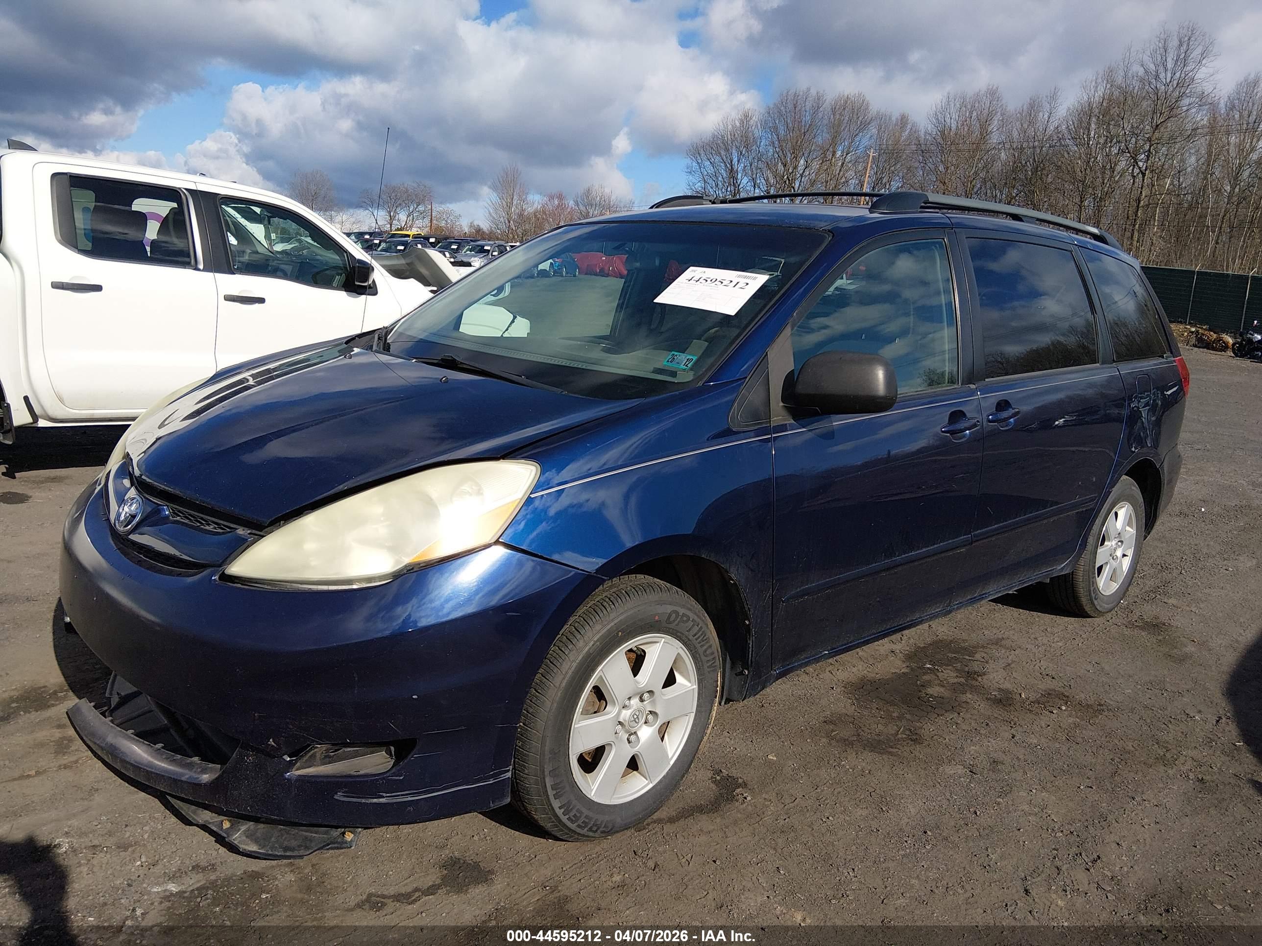 TOYOTA SIENNA image 2