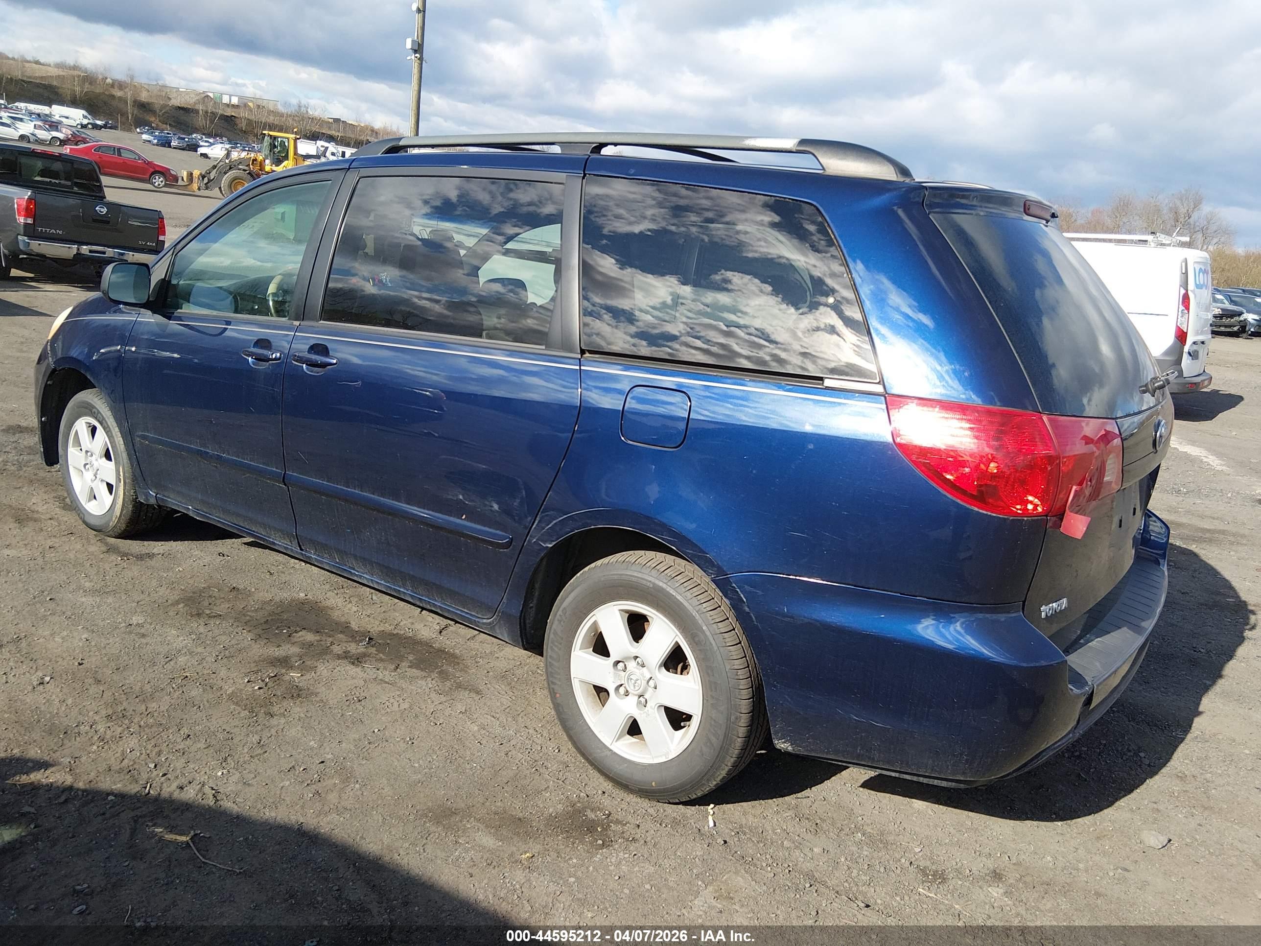 TOYOTA SIENNA image 3