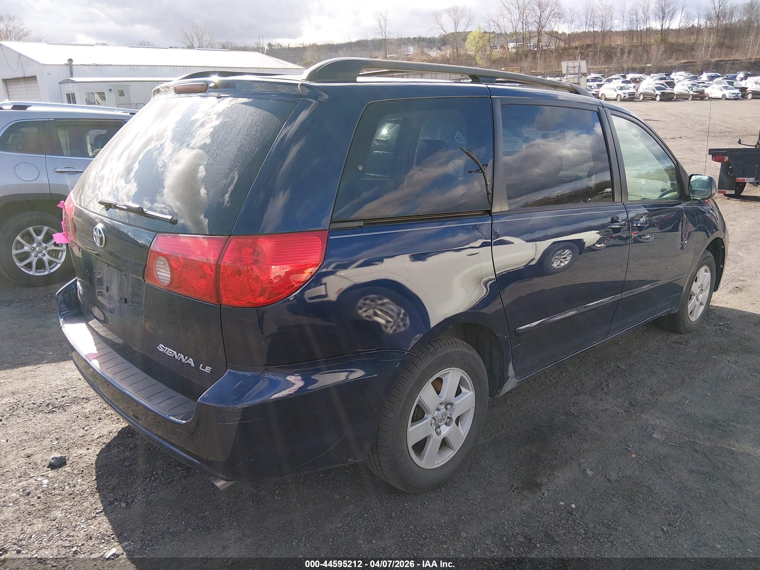 TOYOTA SIENNA image 4