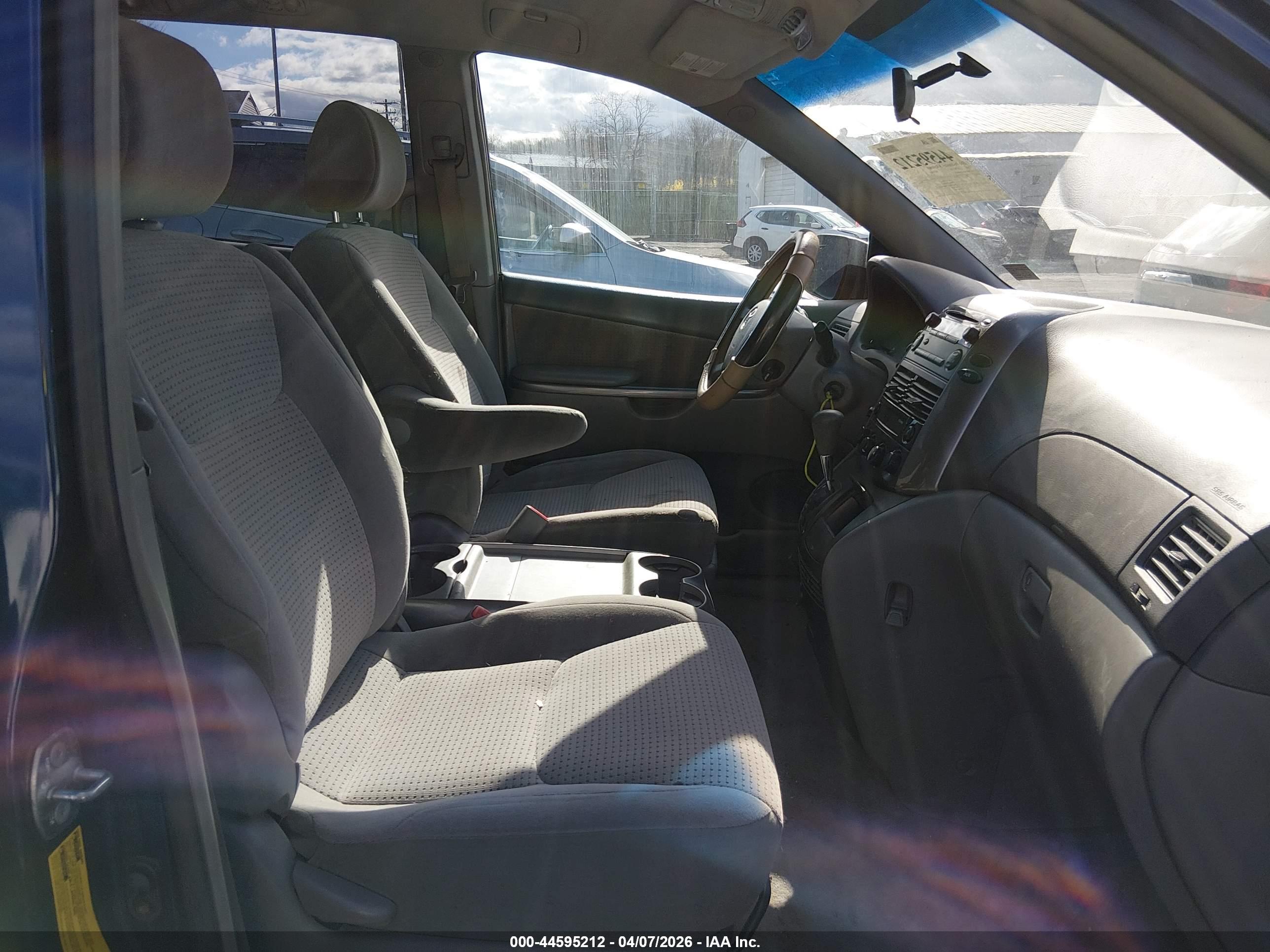 TOYOTA SIENNA image 5