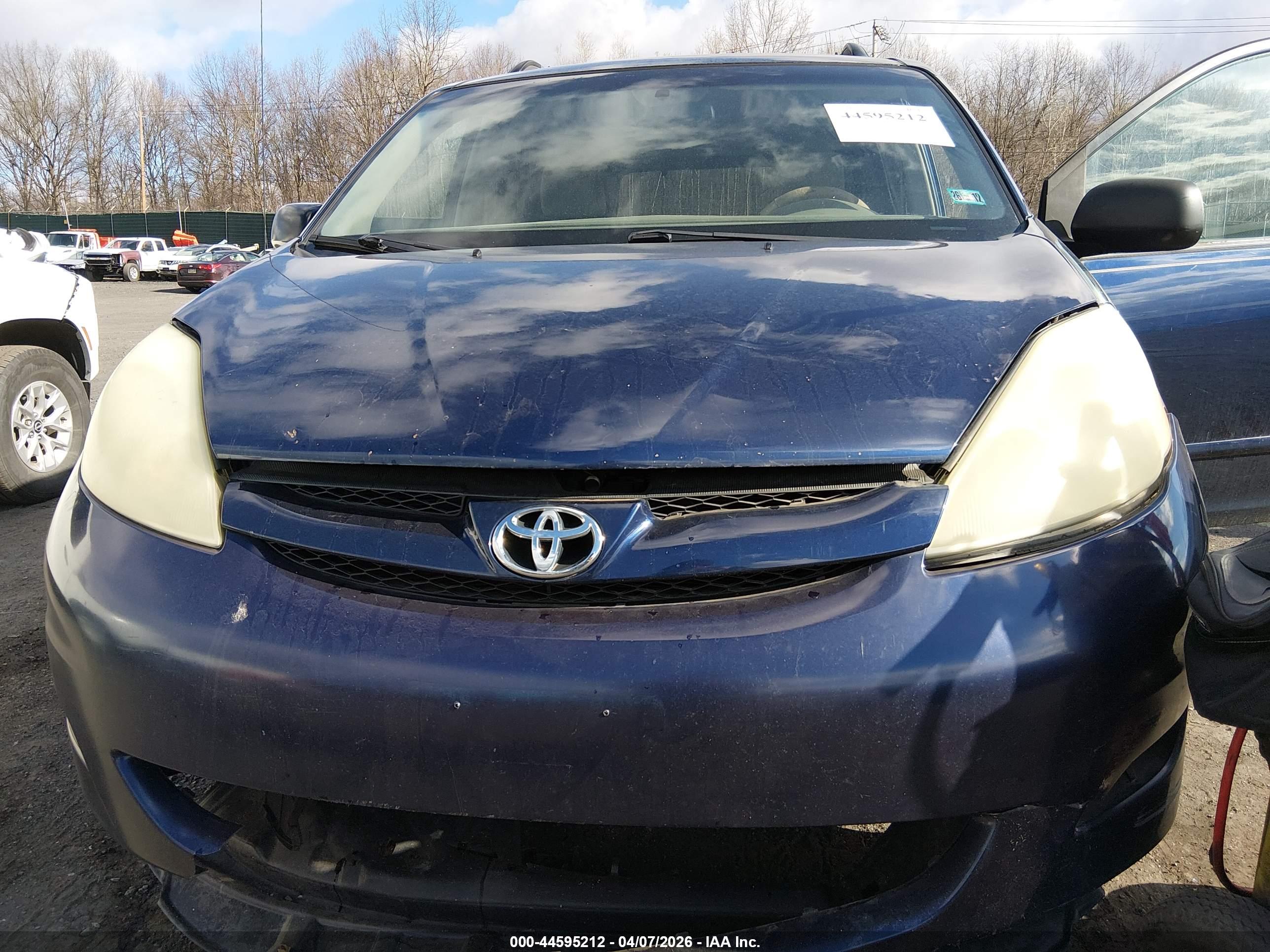 TOYOTA SIENNA image 6
