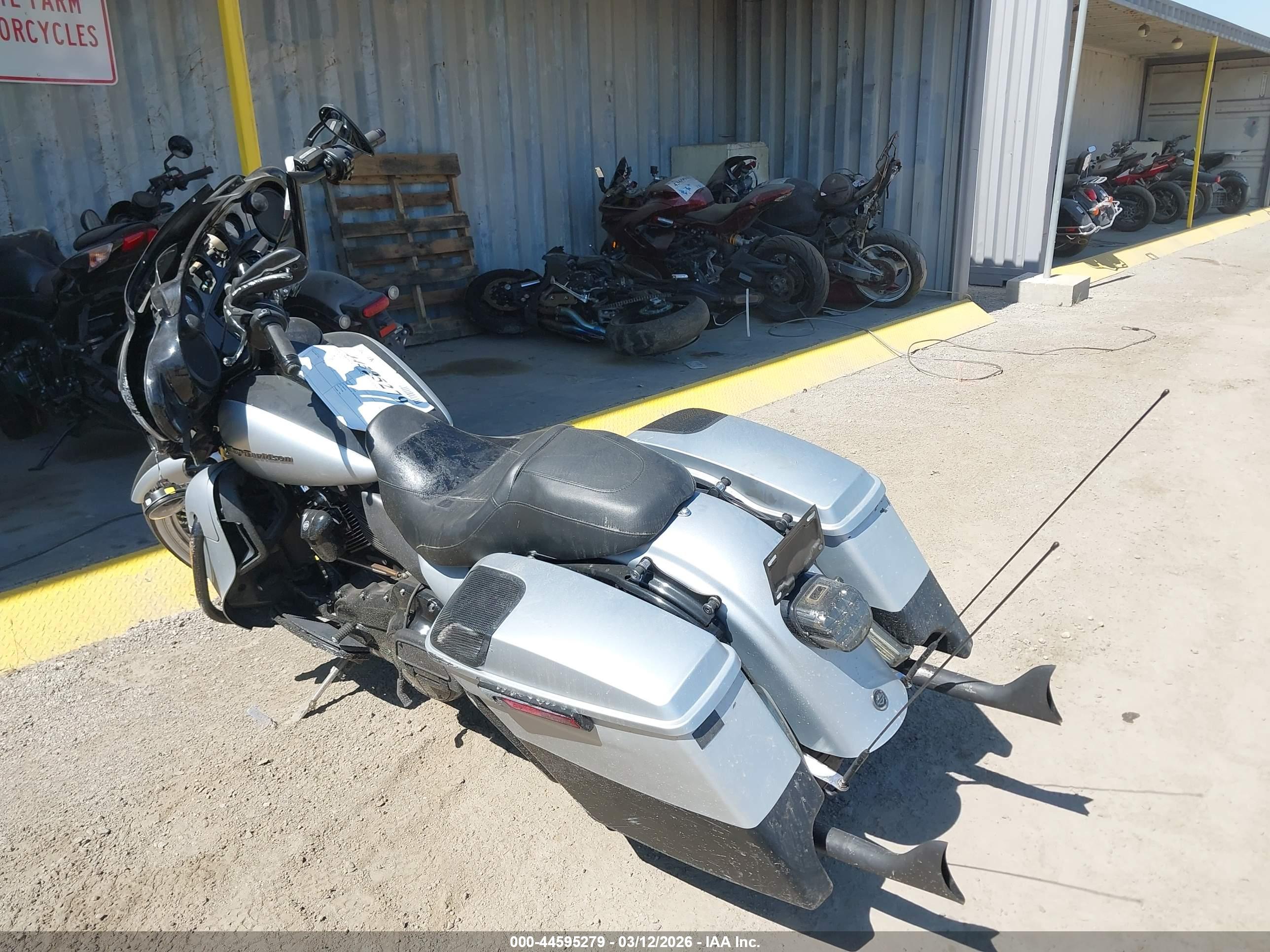 HARLEY-DAVIDSON FLHTK image 3