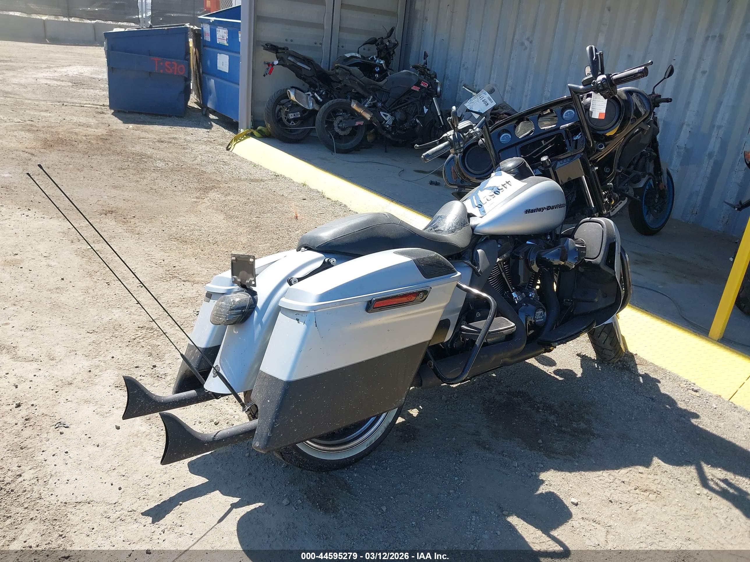 HARLEY-DAVIDSON FLHTK image 4