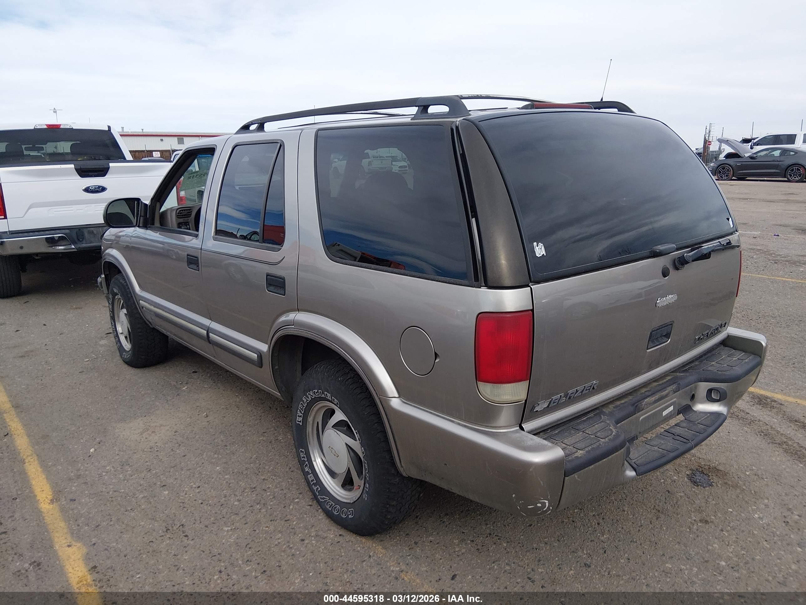 CHEVROLET BLAZER image 3