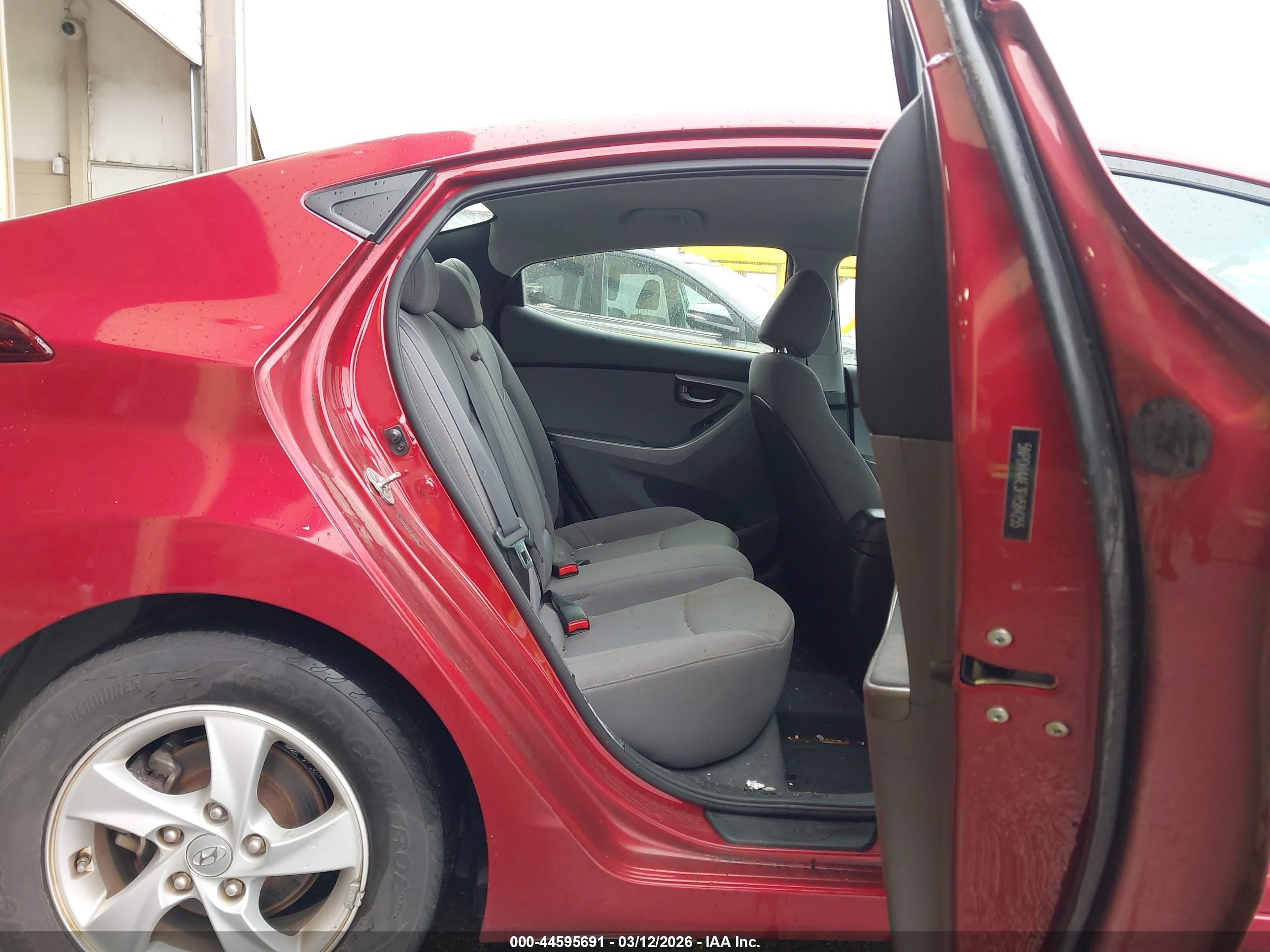 HYUNDAI ELANTRA image 8