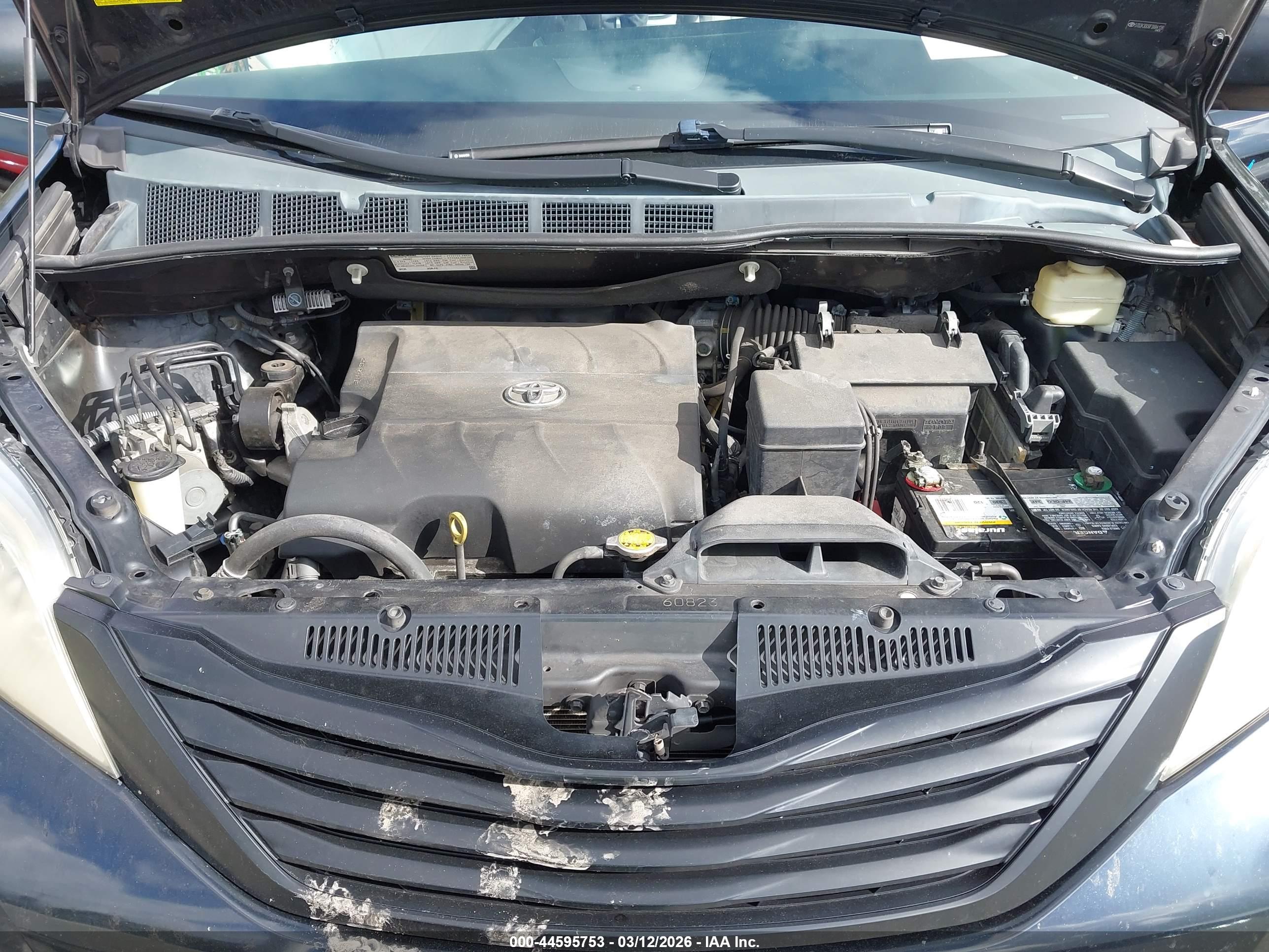 TOYOTA SIENNA image 10