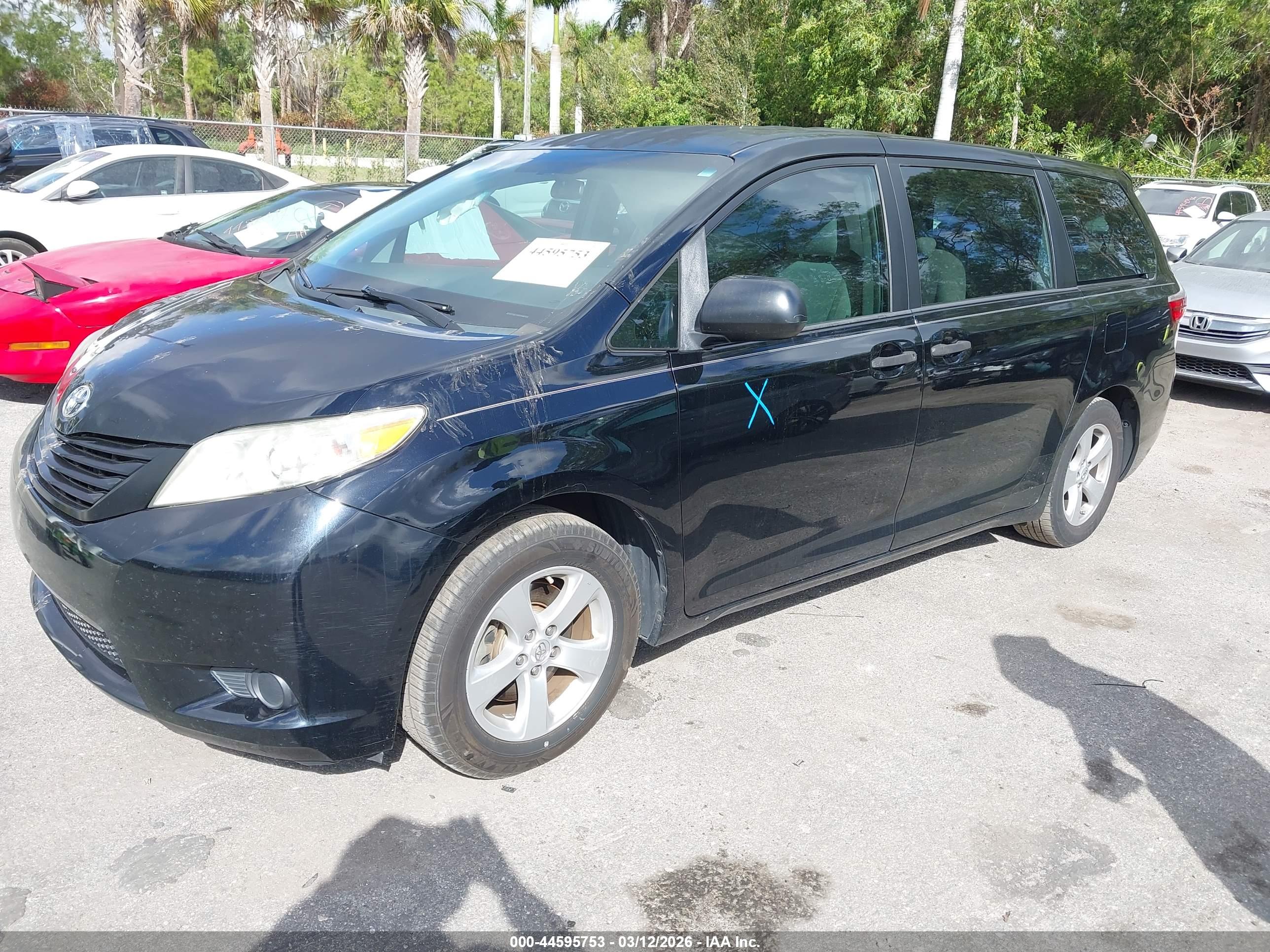 TOYOTA SIENNA image 2
